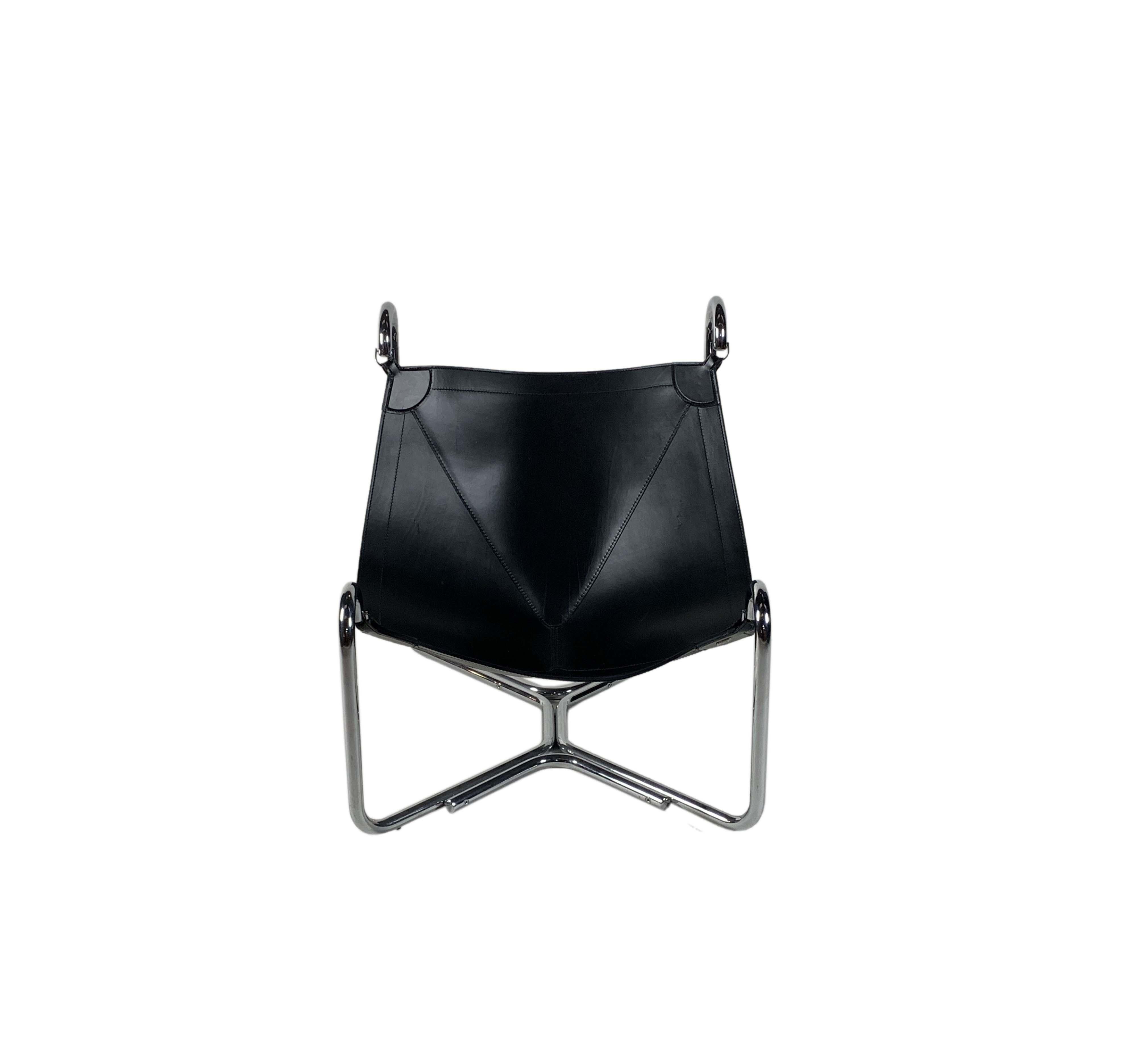 
Baffo, a tube that runs and bends, holding a leather basin suspended a foot from the ground.
The Baffo armchair is the result of the union between the industrial processing of the mass-produced structure and the leather of the seat belonging to the