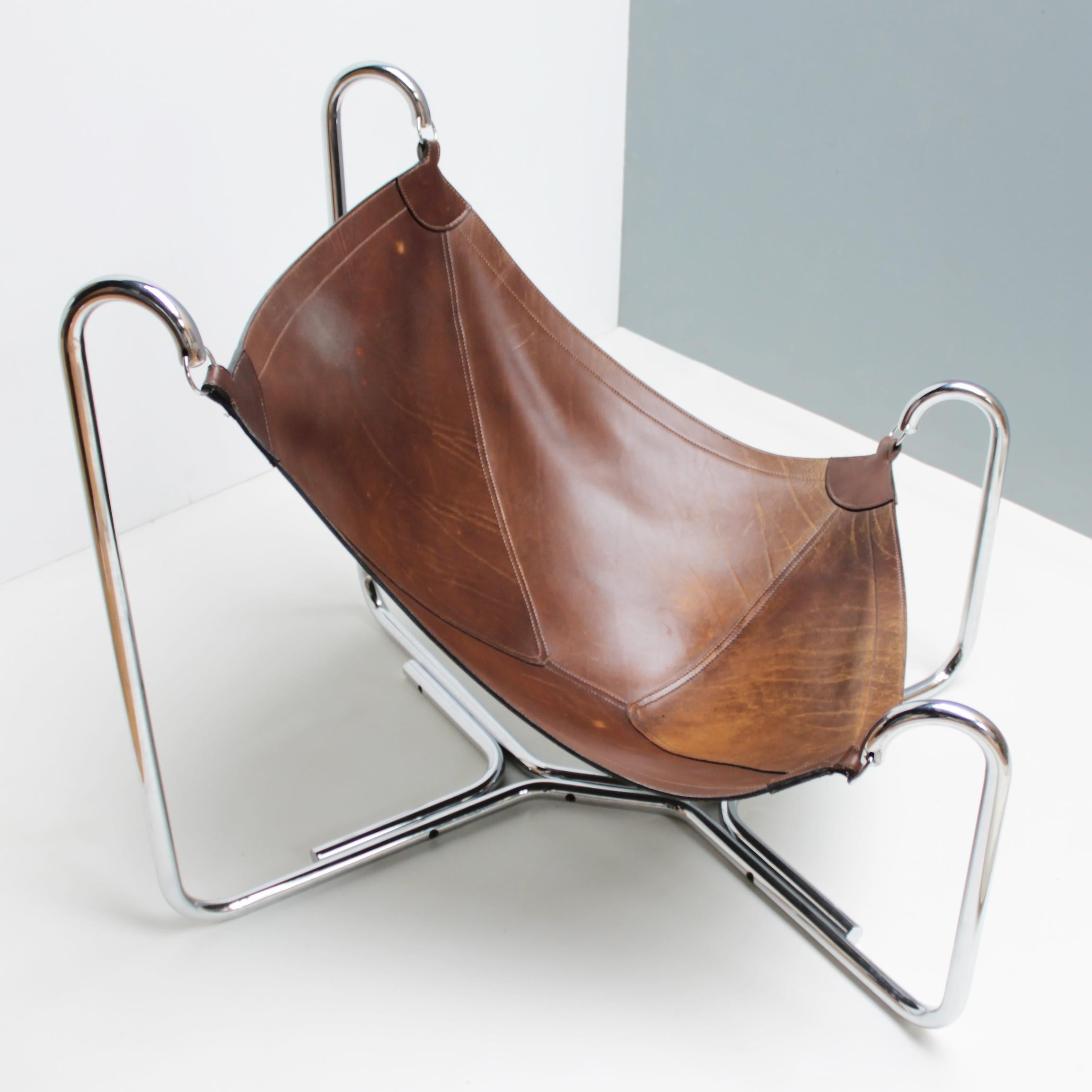 First edition 'Baffo' lounge chair by Ezio Didone and Gianni Pareschi for Gruppo Industriale Busnelli, Italy. Chromed tubular steel frame and saddle-stitched leather seat.
Dimensions: Height 34.4 in. (87.5 cm), width 31.1 in. (79 cm), depth 37.0