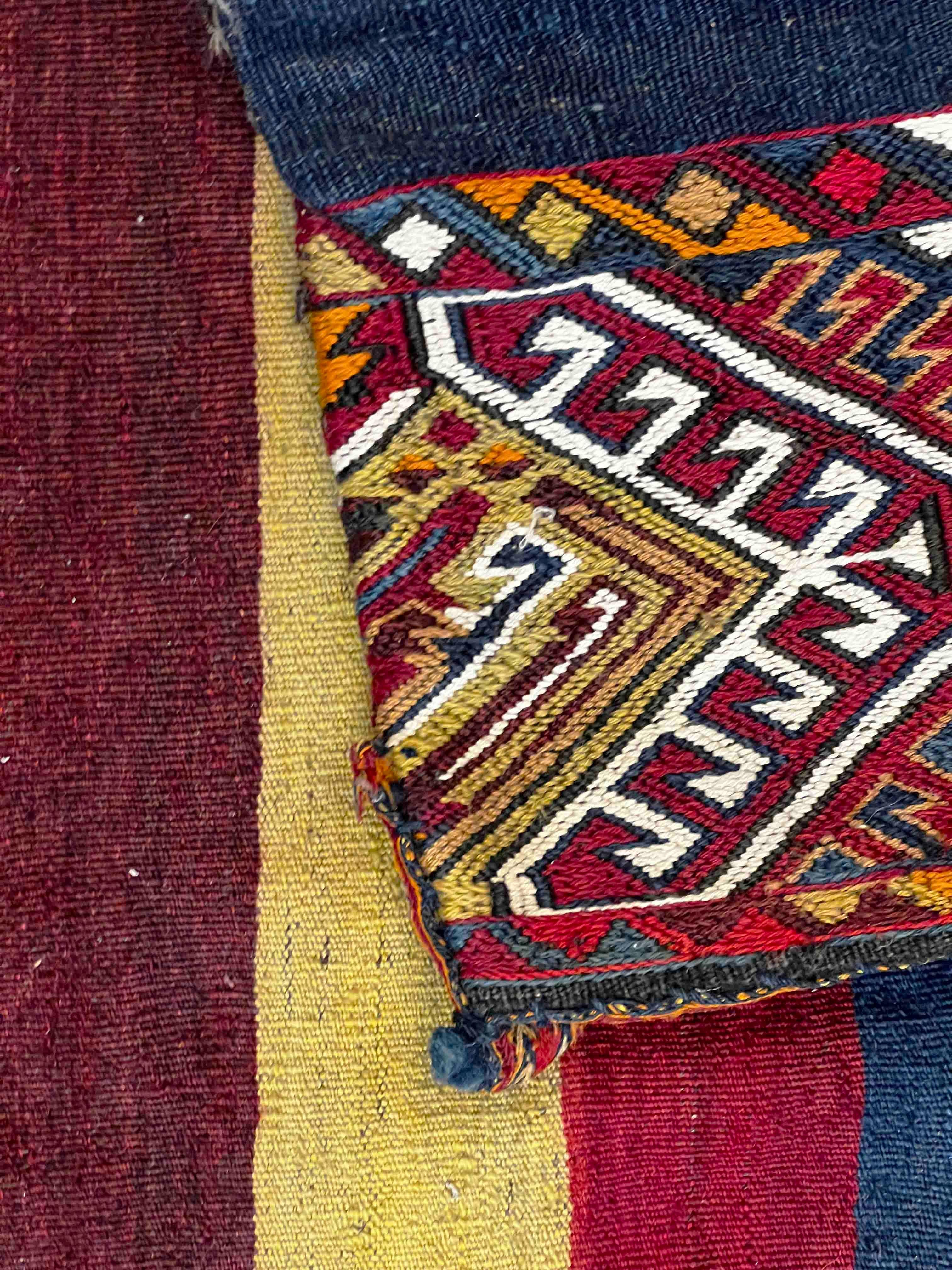 A stone's throw from the Eiffel Tower We are a family business specializing in the purchase, sale and
expertise of old, modern and contemporary tapestries, rugs, kilims and textiles.
We work for private clients, amateurs, antique dealers, also