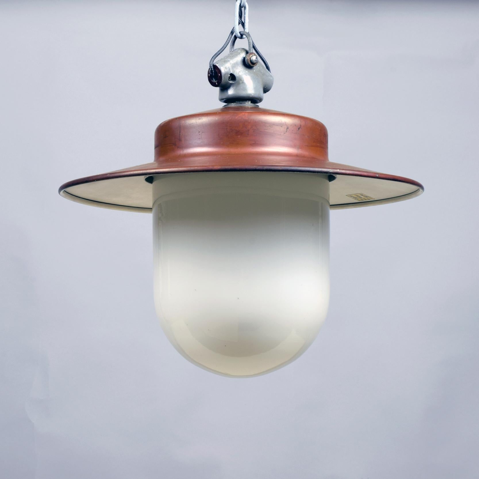 Hin Bredendieck (Designer) attribué.
B.A.G. Turgi (fabricant)
Lampe à suspension industrielle, vers 1930

Une lampe industrielle étonnante et élégante, diffusant une lumière agréable et diffuse.

Cuivre et verre blanc opaque avec un raccord