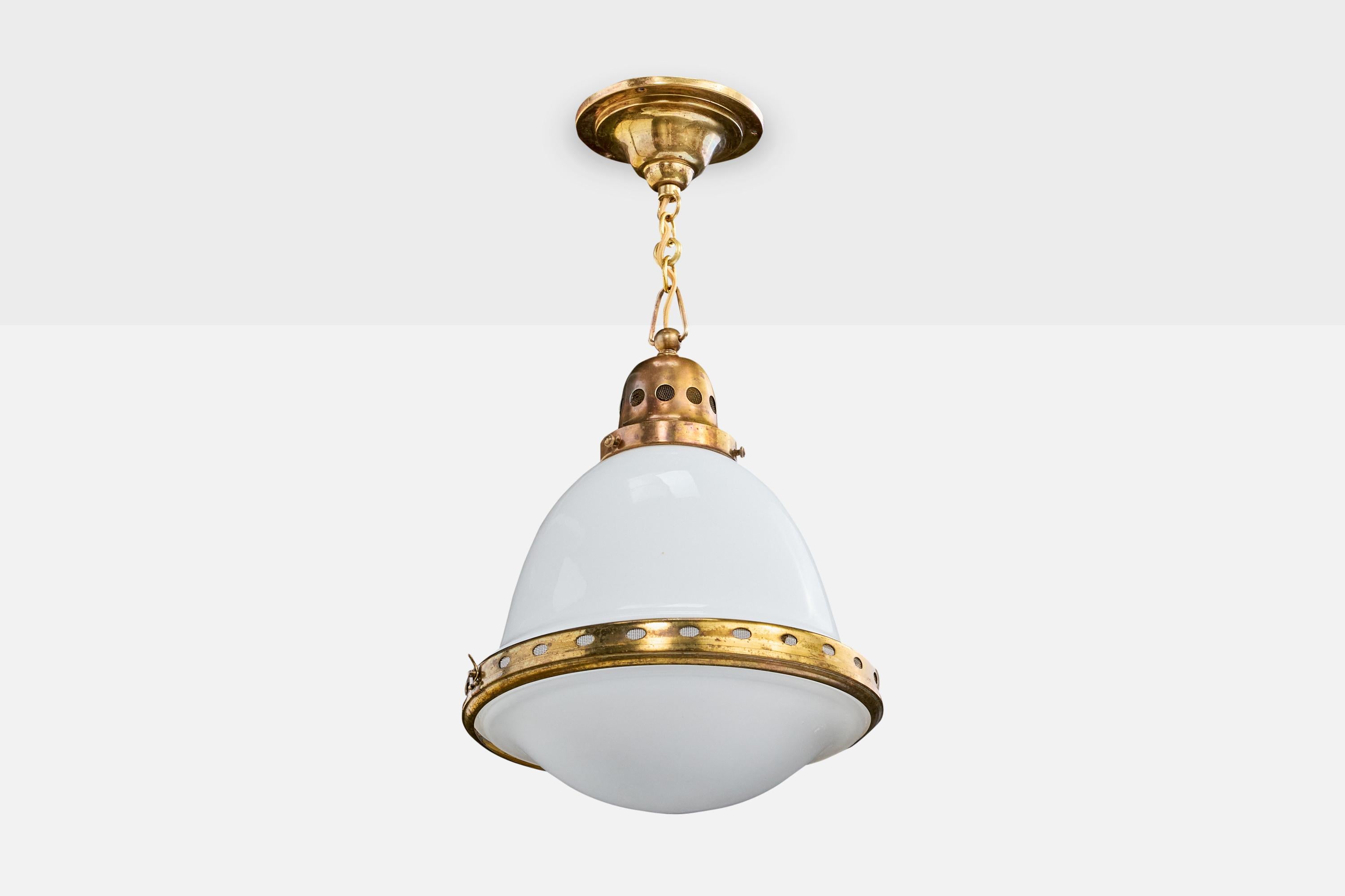 Lámpara colgante de latón y cristal opalino blanco fabricada por BAG Turgi, Suiza, c. 1920.

Dimensiones totales (pulgadas): 18 