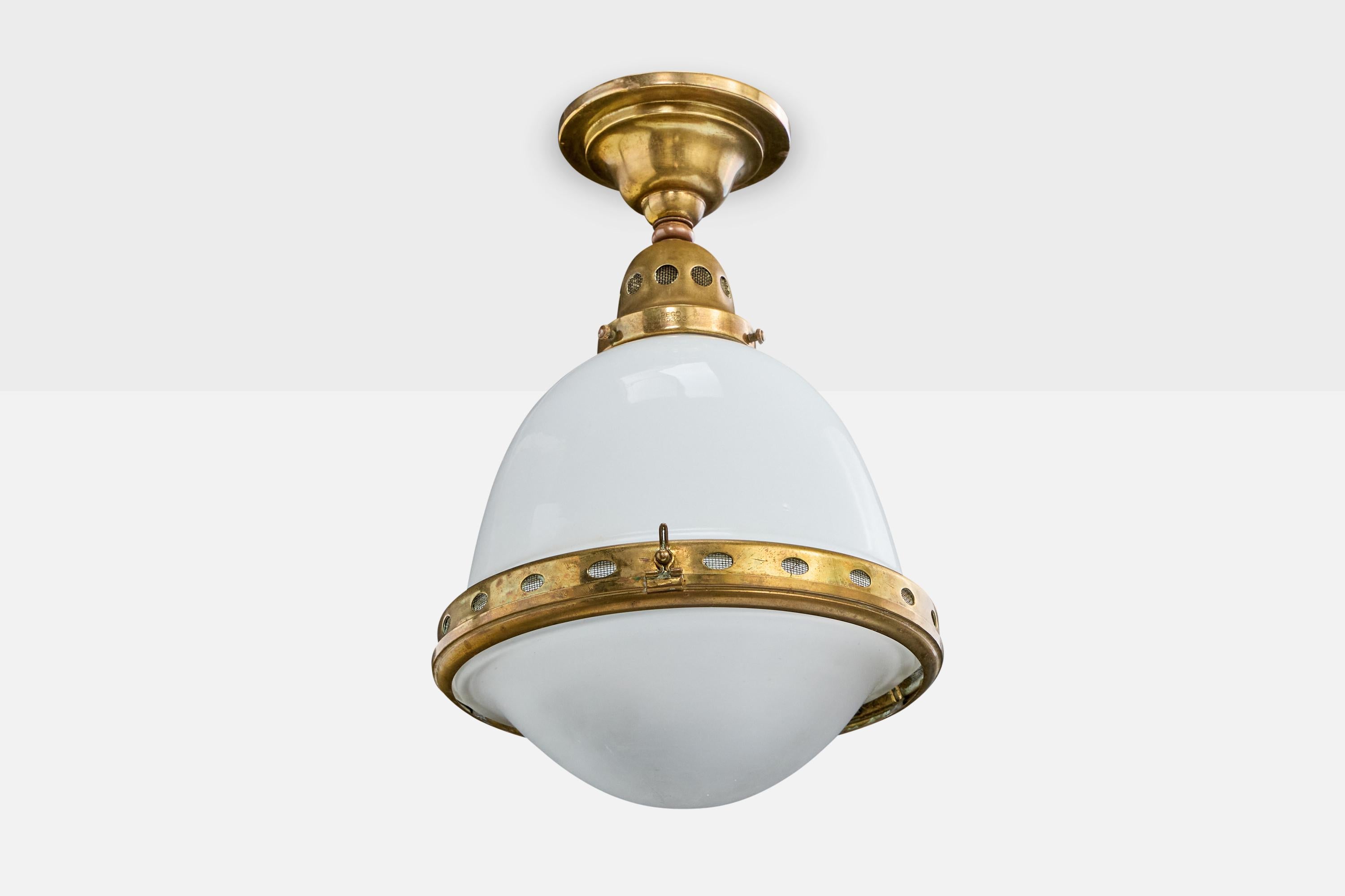 Lámpara colgante de latón y cristal opalino blanco fabricada por BAG Turgi, Suiza, c. 1920.

Dimensiones totales (pulgadas): 11,9 