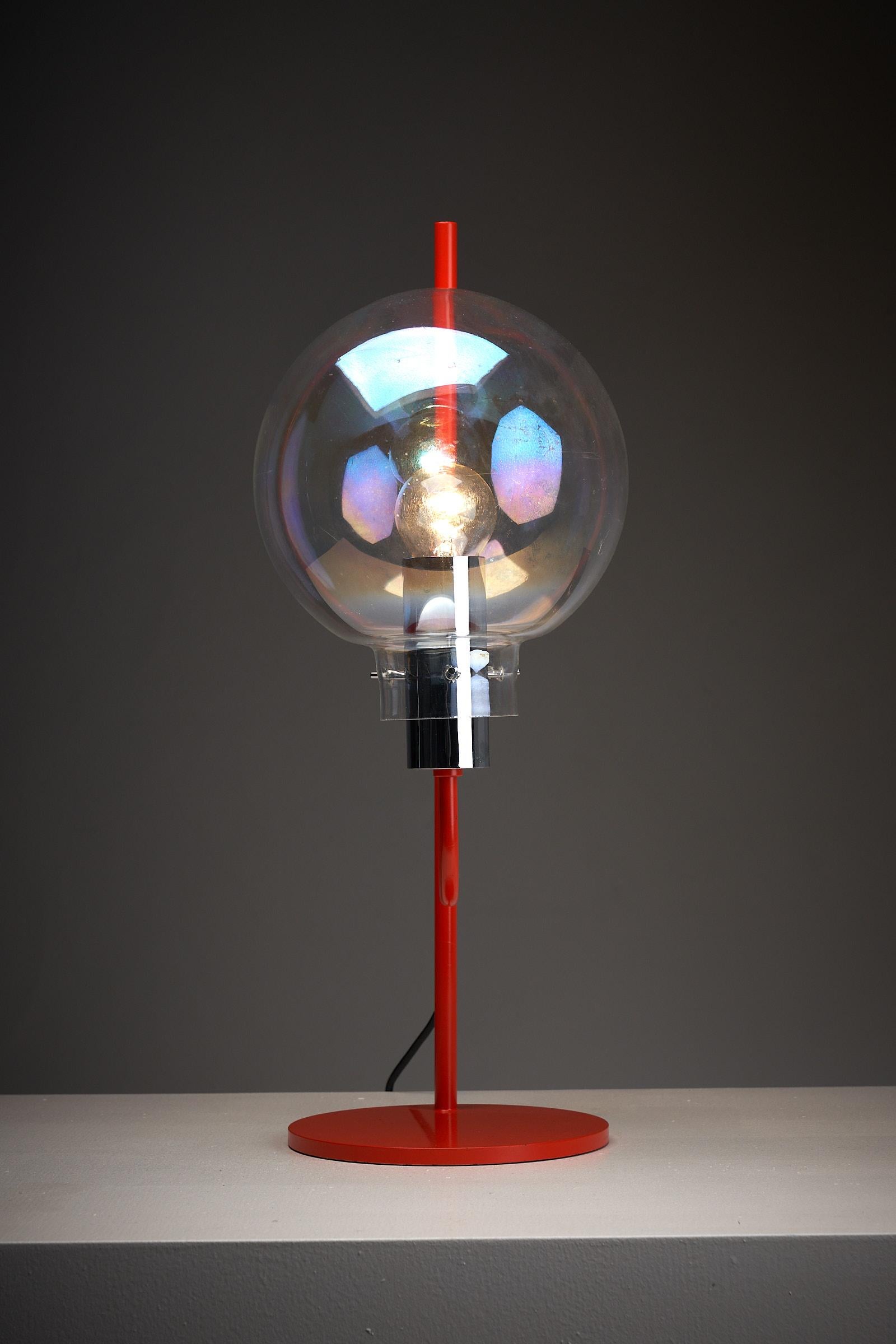 BAG Turgi Tischleuchte 🧡 Mit ihrem leuchtend orange lackierten Rahmen und einer faszinierenden, klar schillernden Glaskugel ist diese Lampe ein wahres Kunstwerk. Modell 192 508 von BAG Turgi, Dokumentation auf Anfrage.