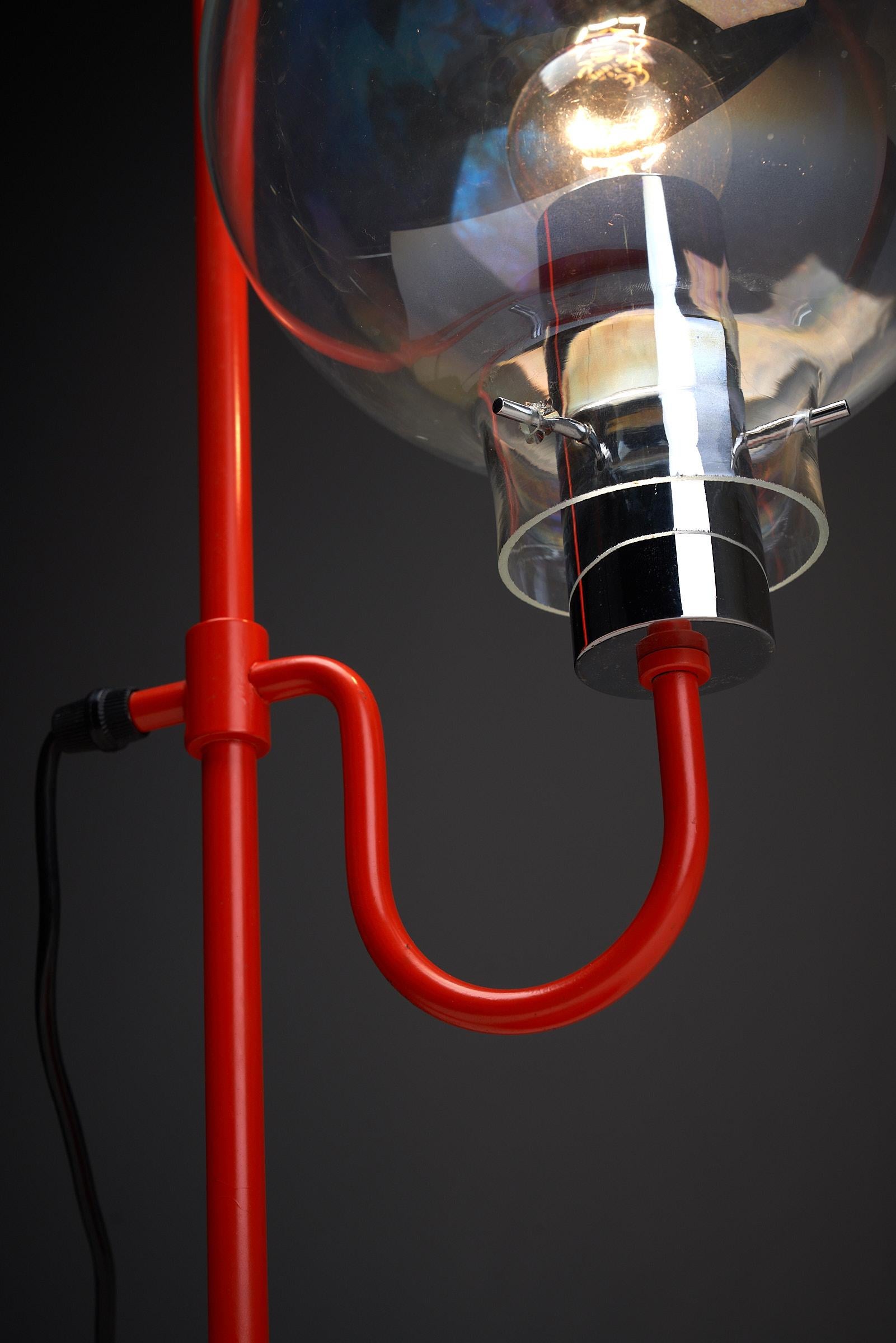 BAG Turgi-Tischlampe mit klarer, schillernder Glaskugel im Angebot 1