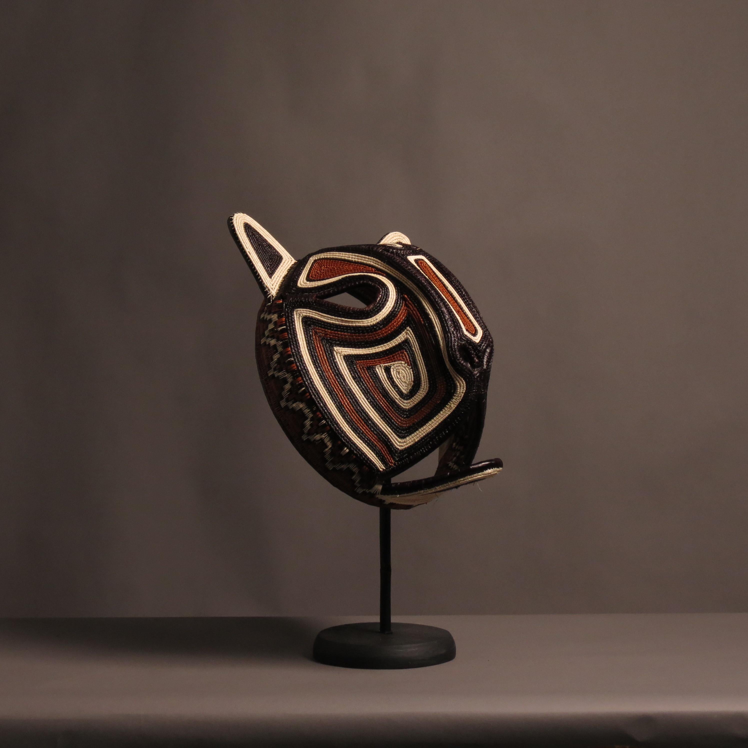 Diese Maske ist ein außergewöhnliches Kunst- und Dekorationsobjekt, das aus dem schamanischen Glauben und den Ritualen der mittelamerikanischen Stämme stammt.
Die indigenen Völker teilen die Welt in zwei Teile, eine sichtbare und eine unsichtbare