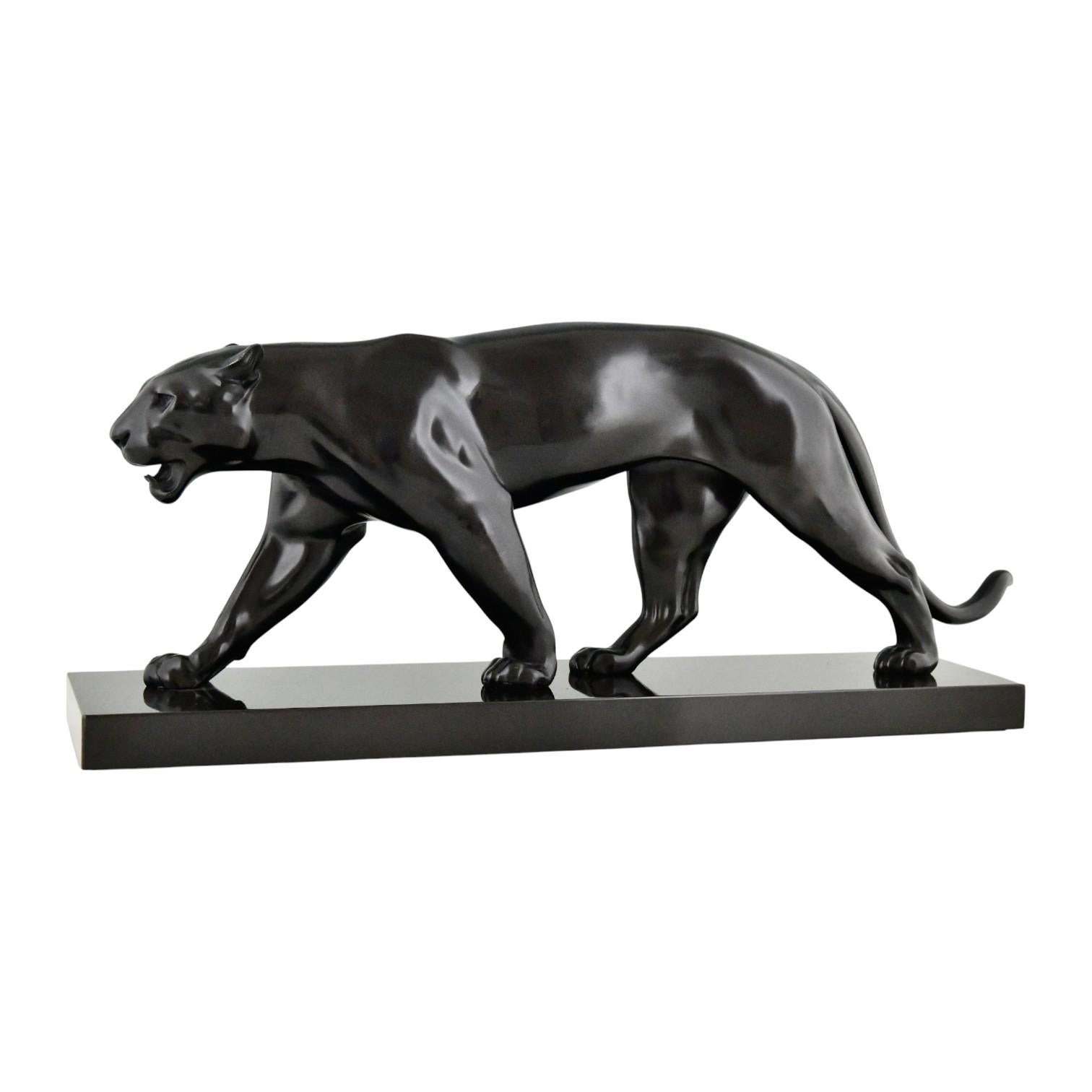 Scultura originale di pantera Art Deco BAGHERA di Max Le Verrier (1930)
Un'eccezionale scultura Artistics di una maestosa pantera, intitolata Baghera, creata dal famoso artista francese Max Le Verrier nel 1930. 
Realizzata in metallo artistico con