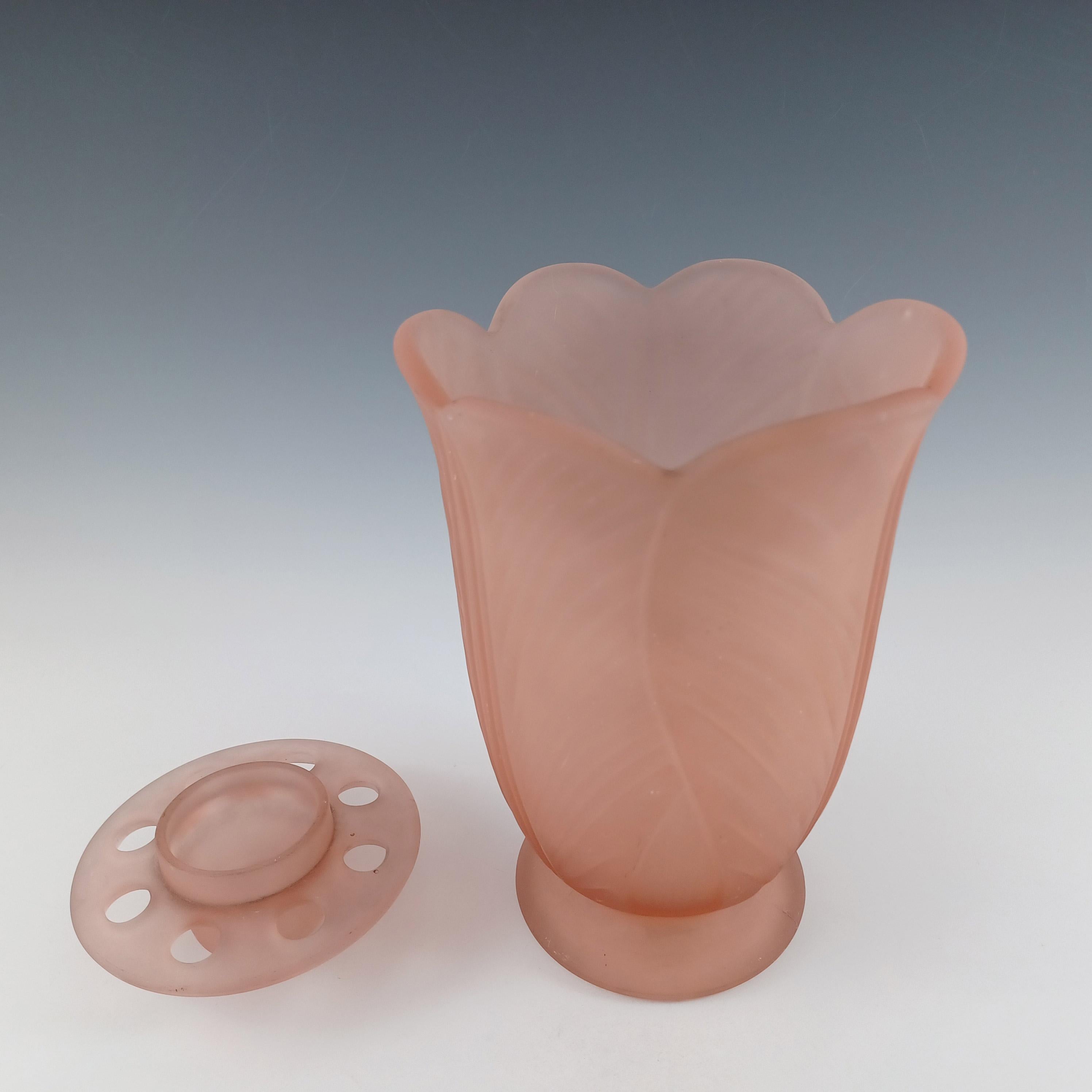 Milieu du XXe siècle Vase Tulip n°3025 Art Déco en verre rose dépoli Bagley