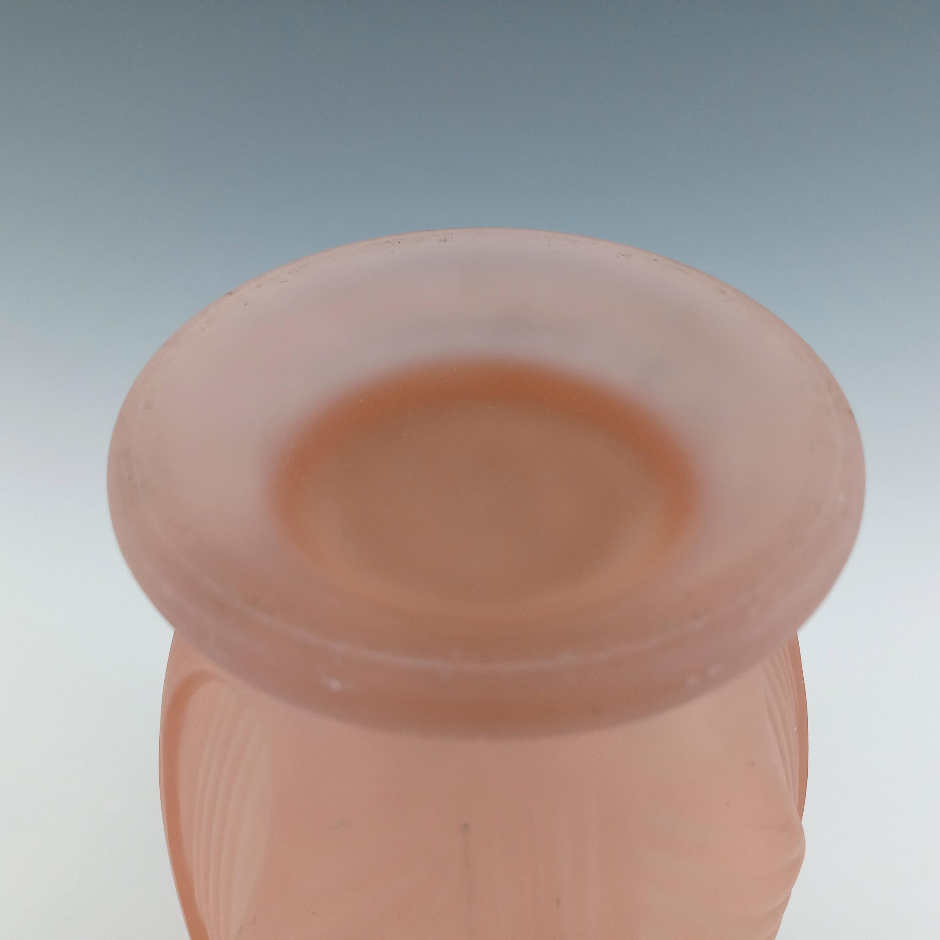 Vase Tulip n°3025 Art Déco en verre rose dépoli Bagley 1