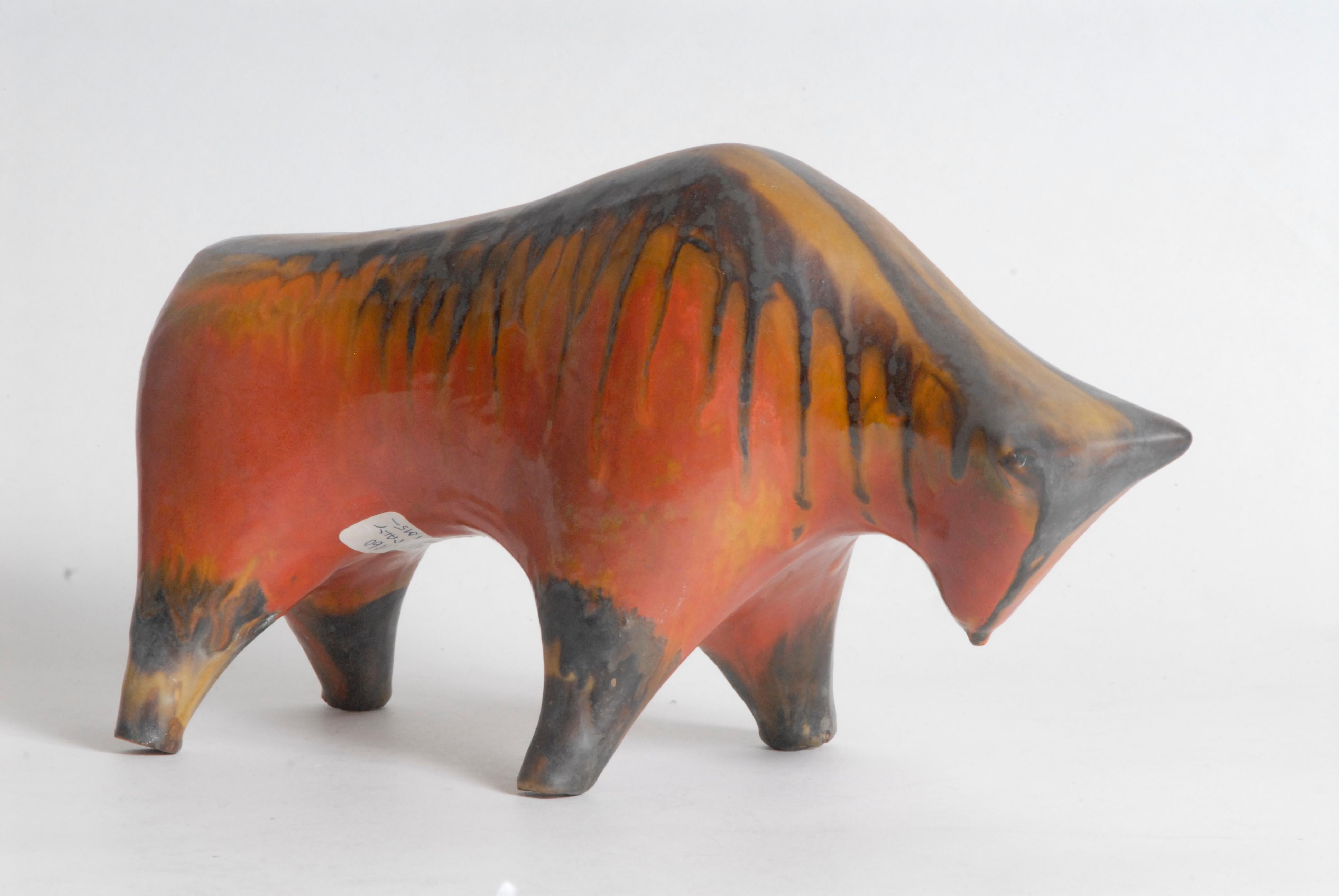 Un taureau en train de charger, très stylisé, de couleur orange et marron, typique des motifs italiens du milieu du siècle dernier créés par Bagni.