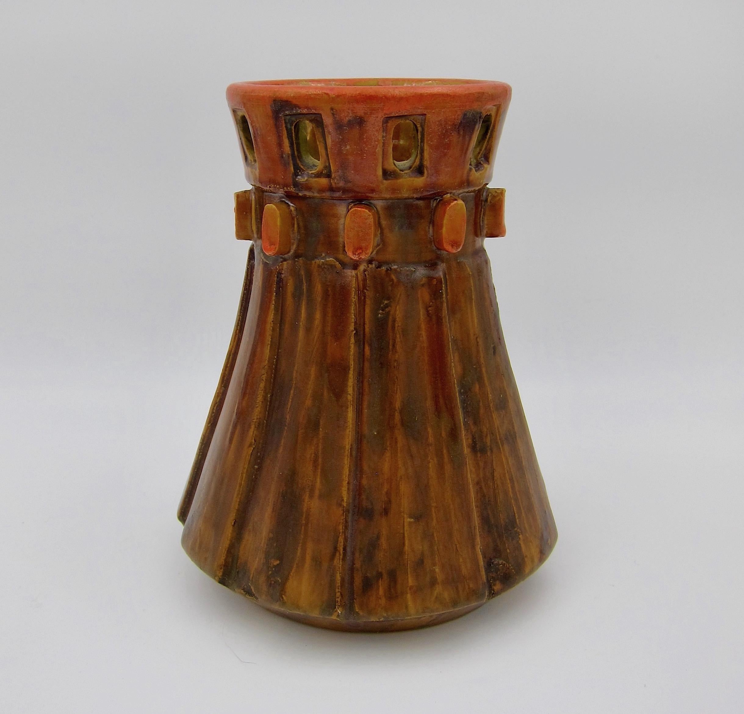 A midcentury Raymor vase designed by Alvino Bagni for Bagni Ceramiche of Italy, dating circa 1960s. The sculptural Italian Modern art pottery vessel is wheel thrown and features a pierced upper rim over a collar of applied cog-like projections and a