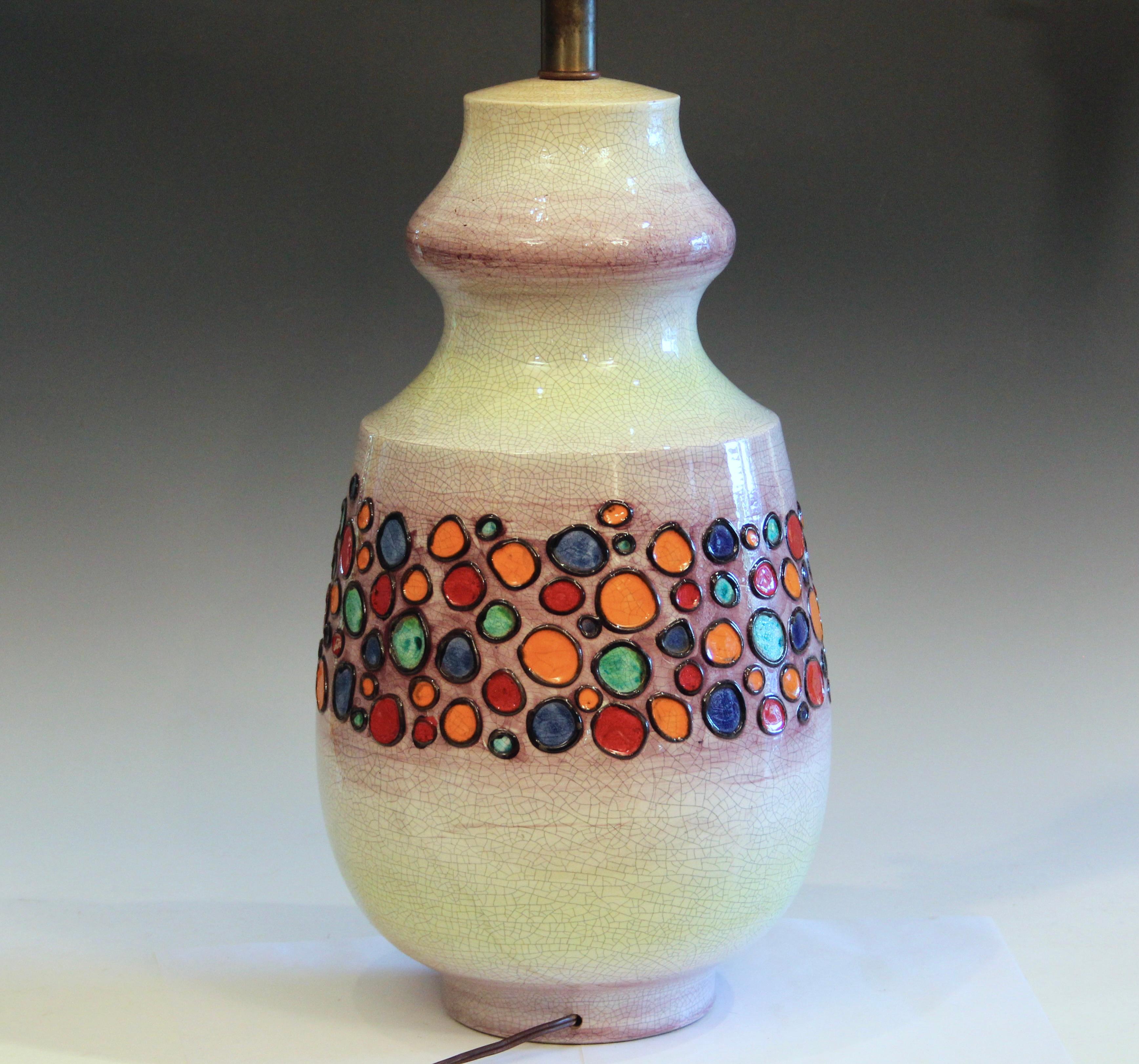 Grande lampe vintage en poterie italienne Bagni for Raymor avec un thème de bulles richement colorées sur un fond de glaçage craquelé, vers les années 1960. hauteur totale de 34