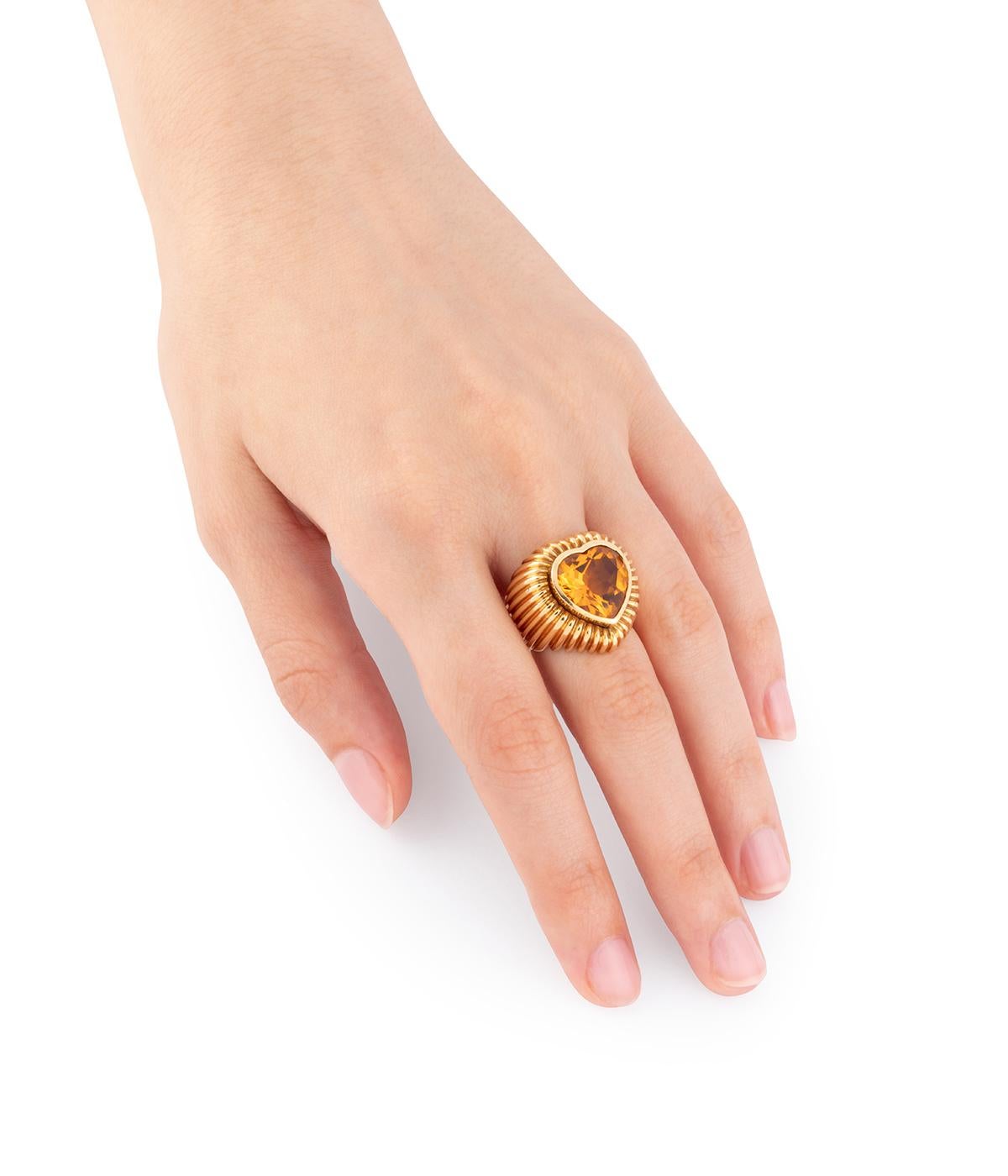 Bague ancienne en or jaune 18 carats (750 millièmes) des années 50, sertie d'une citrine de forme coeur en serti clos dans une monture à godrons.

Poids total du bijou : 14,22 g environ.
Taille 53.
Longueur de la bague sur le doigt : 2,2 cm.
Poinçon