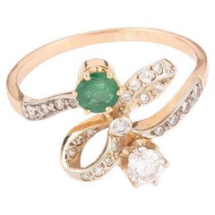 Antique Bague ancienne de forme "noeud de ruban" en émeraude et diamants