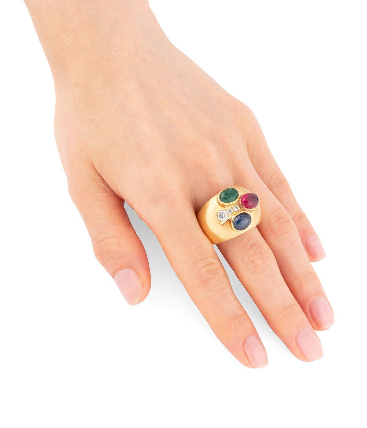 Bague jonc ancienne en or jaune 18 carats (750 millièmes) des années 50, ornée d'un motif trèfle serti d'une tourmaline (env. 3 carats), d'un saphir (env. 2,4 carats) et d'une émeraude (env. 1,6 carats)  en cabochon, rehaussées de trois diamants