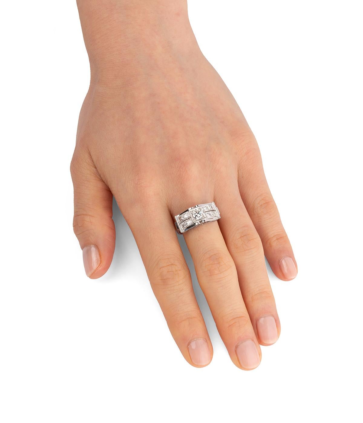 Bague Art déco in platine et or 18 carats (750 millièmes), de form livre ouvert soulignée de deux lignes de diamants taille moderne et centrée d'un diamant taille moderne d'env. 0,25 Karat.

Gesamtgewicht des Schmuckstücks: 4,9 g.
Taille 54.
Länge