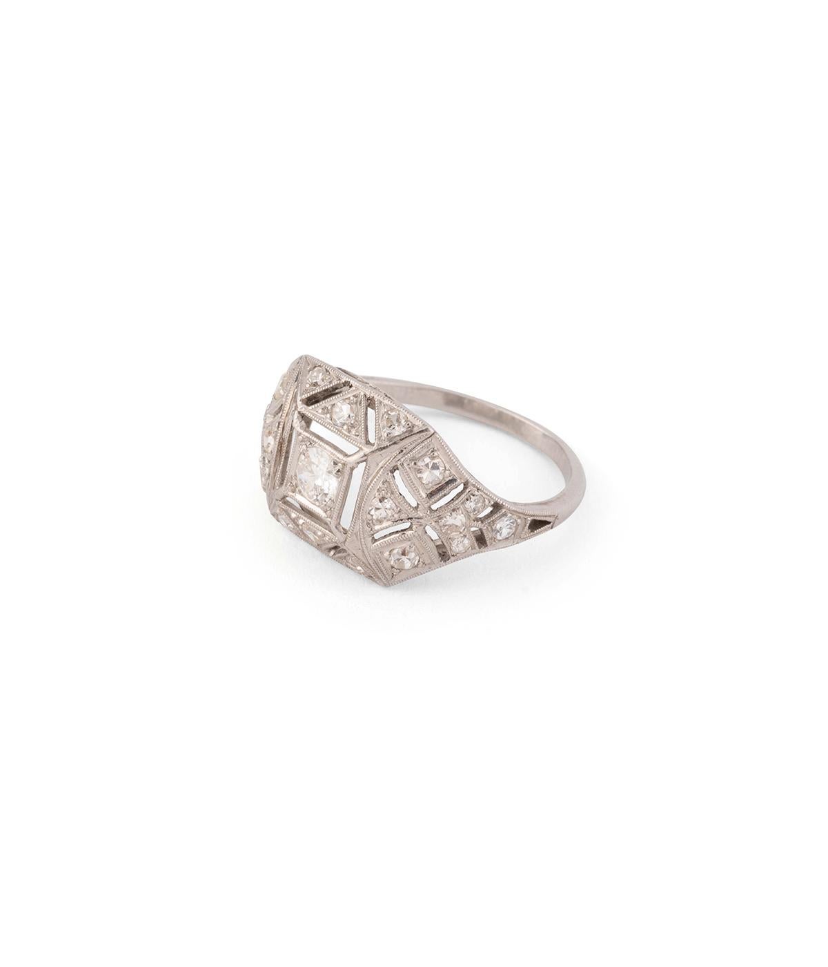 Art Deco Bague Art déco en platine et diamants For Sale