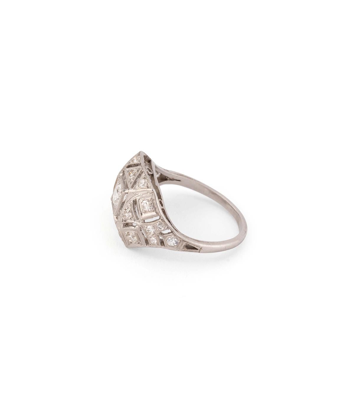 Round Cut Bague Art déco en platine et diamants For Sale