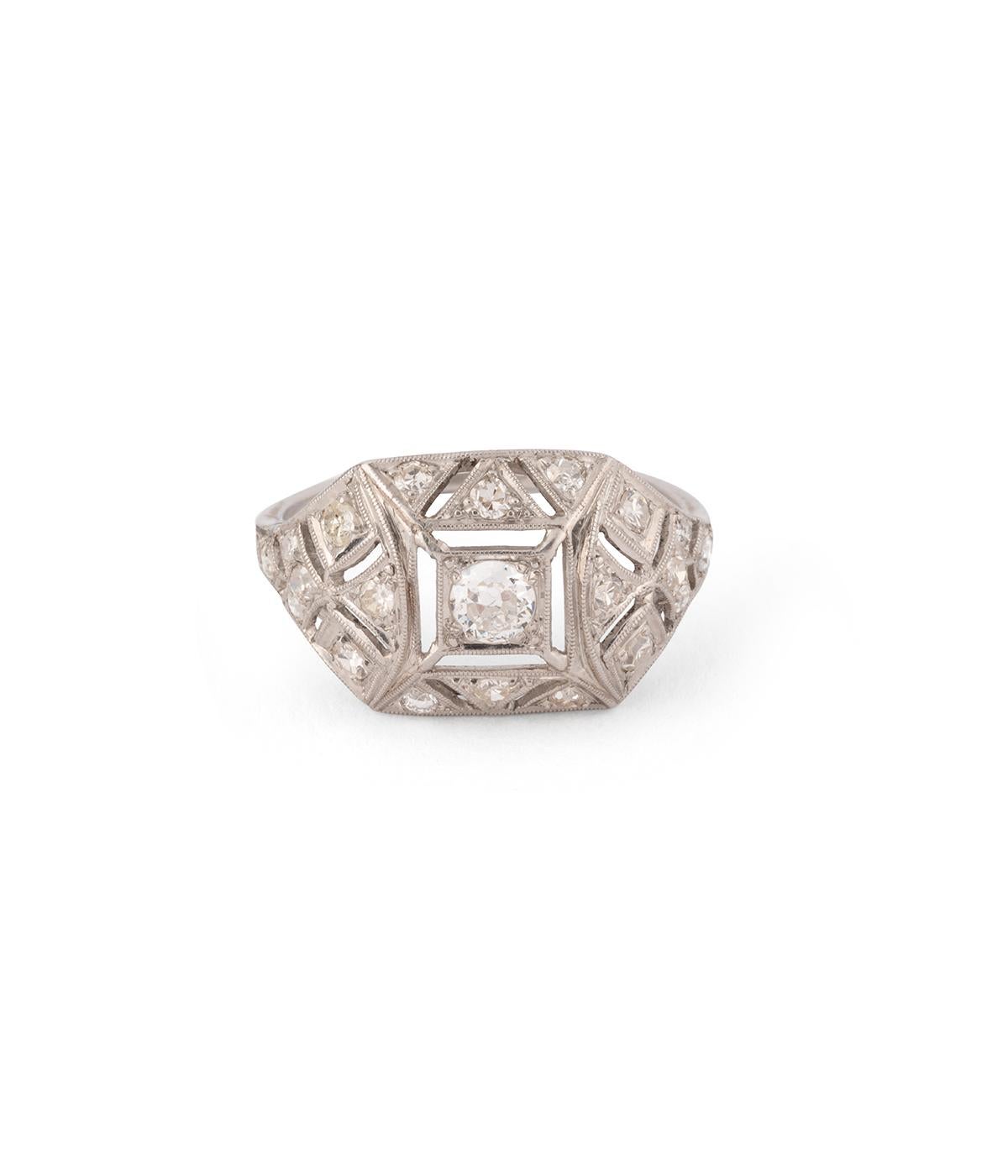 Bague Art déco en platine et diamants For Sale 1
