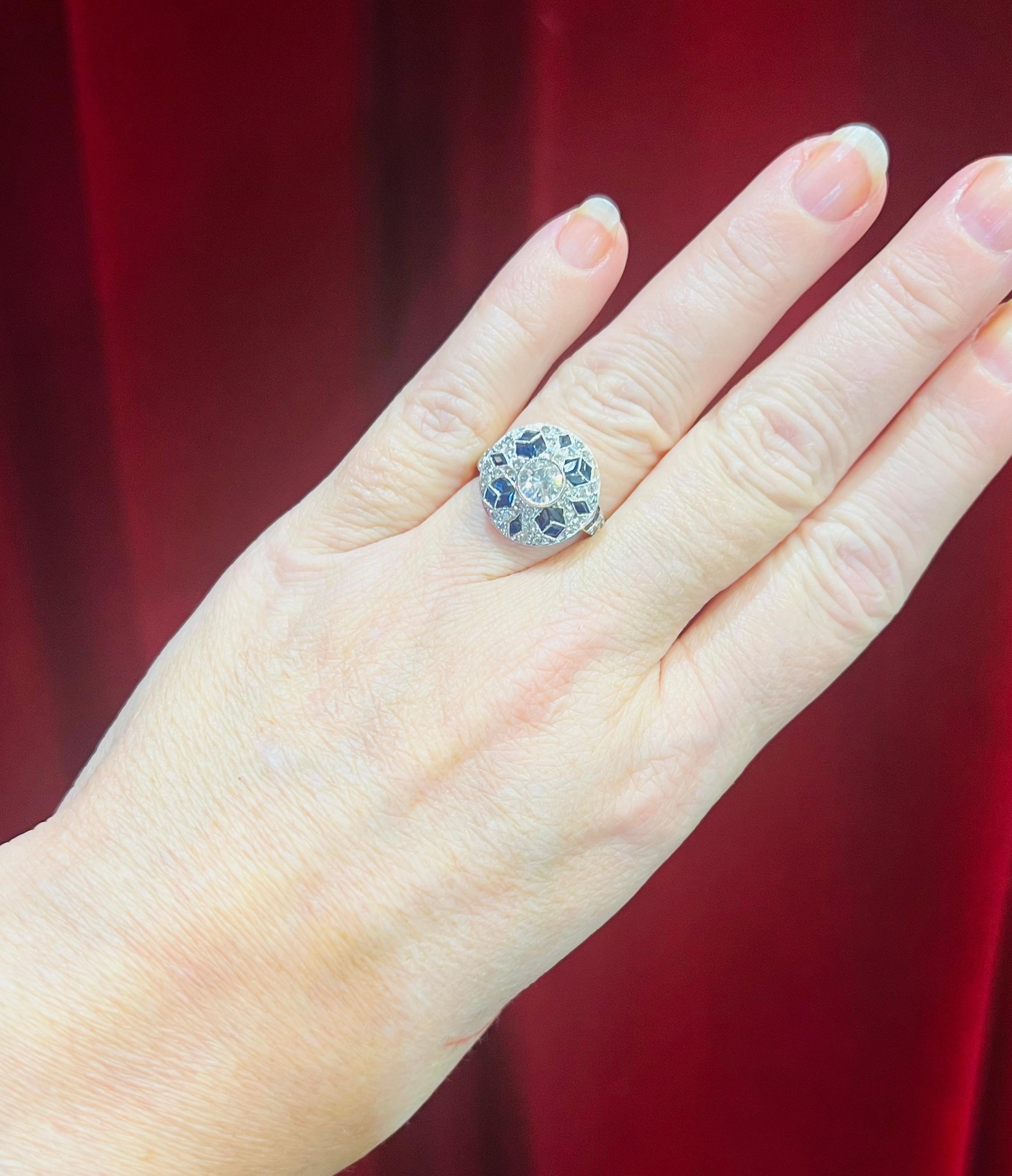 Round Cut Art deco ring, in platinum set with diamonds and sapphires For Sale