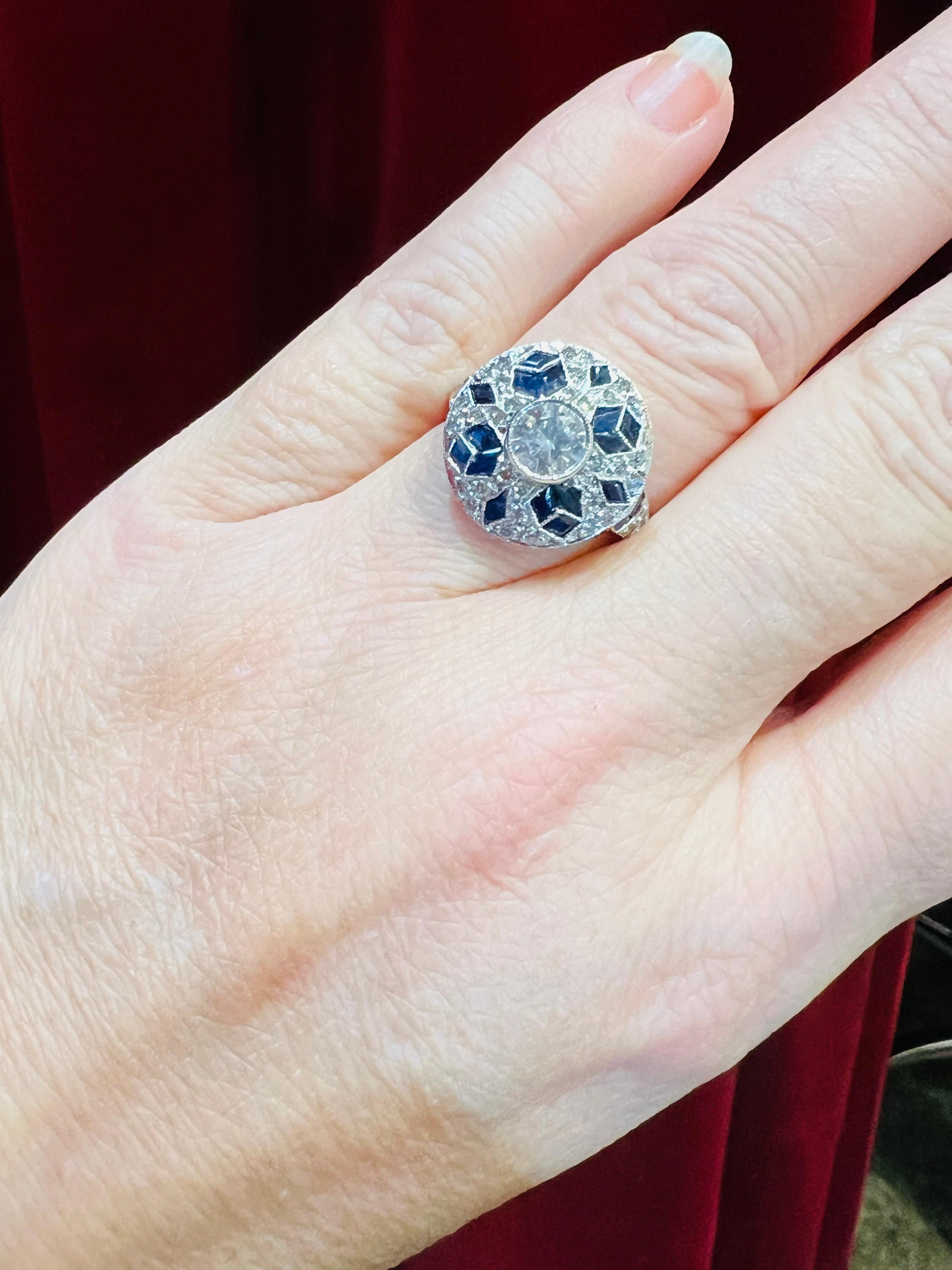 Art deco ring, in platinum set with diamonds and sapphires In Good Condition For Sale In SAINT-OUEN-SUR-SEINE, FR