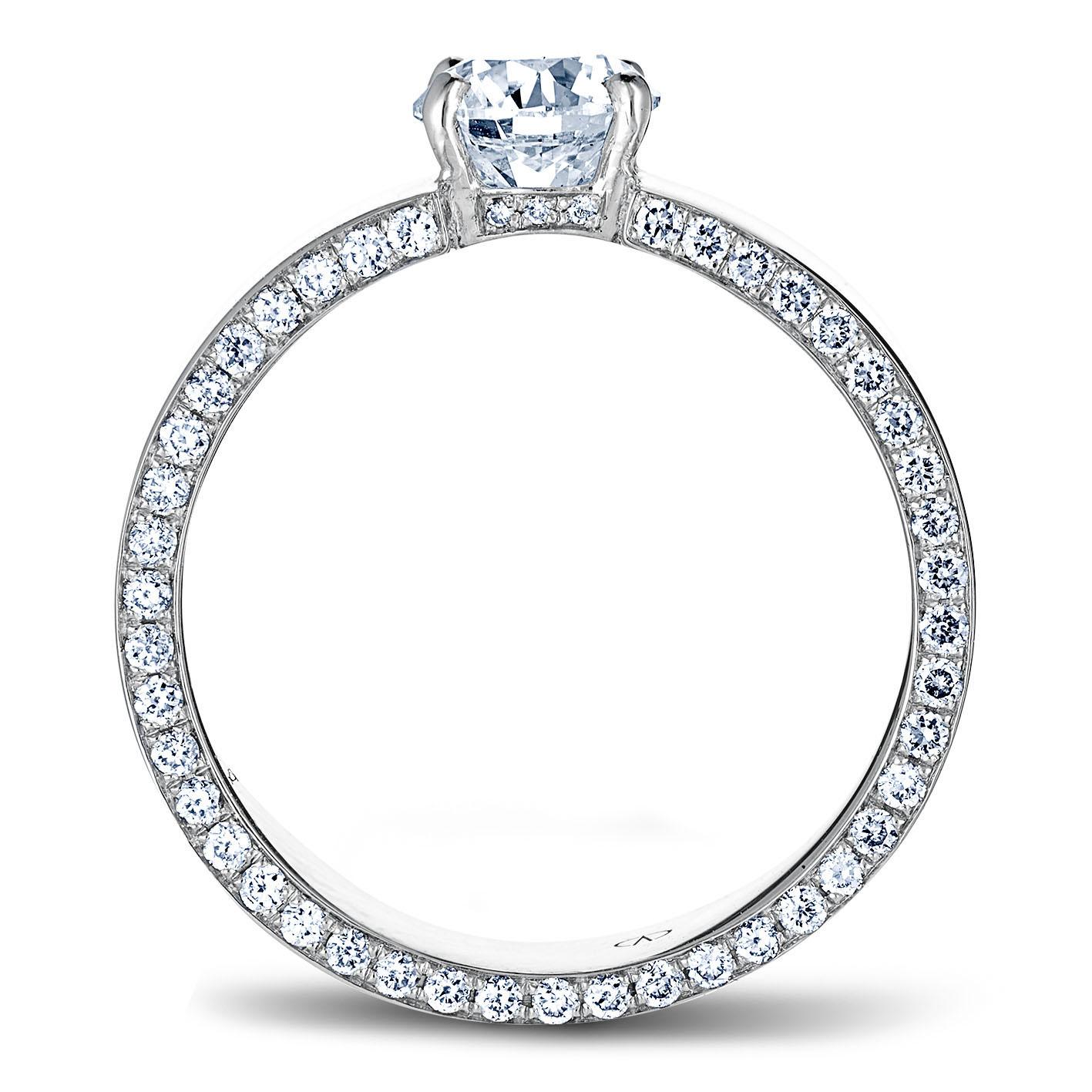 Der Diamant Elton's, der als Hommage an den großen Musiker kreiert wurde, ist ein Synonym für eine zeitgemäße, elegante und elegante Klassik. Sein Kopfteil in Goldblech passt hervorragend zu seiner Brust, und der Mittelsteg mit den vier gebogenen