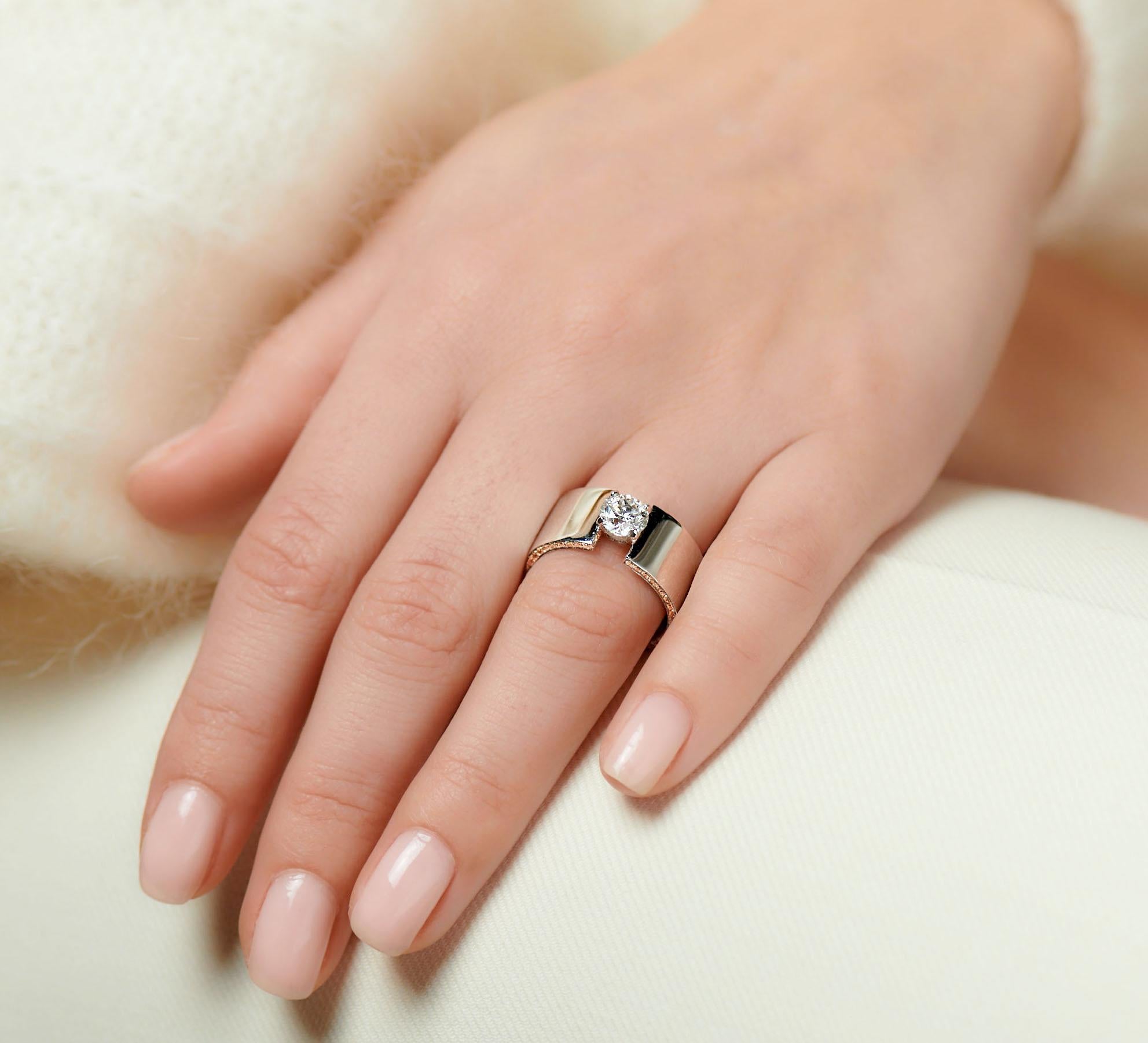 Bague Bandeau En or Blanc Palladi 18 Ct Et Diamant Central 0,90 Ct, Pav 0,69ct (Rundschliff) im Angebot