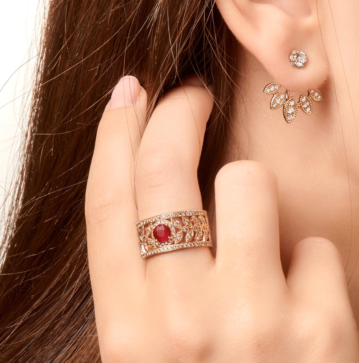 in vendita:  Anello a fascia in oro rosa 18k con foglie di alloro, rubino rotondo da 0,56 carati e 1,15 carati di diamanti 2