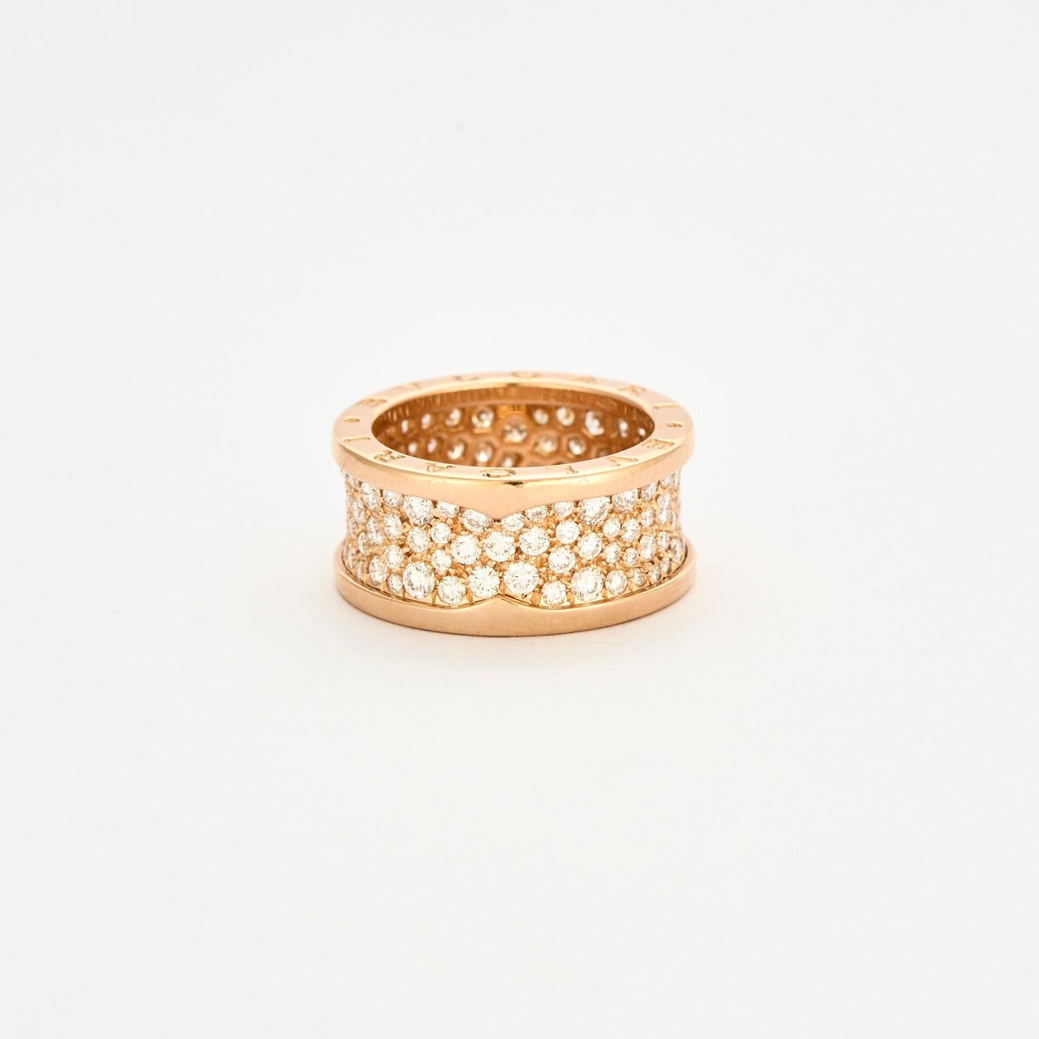 Bvlgari B.Zero1 large model ring in 18k rose gold and diamonds.
This is the large model (retail price €26,000) and not the new, smaller model.
Condition: as new.
Size : 53 (non modifiable).
Diamond weight : 2.63 carats.
Total weight : 10.3 gr.
Width