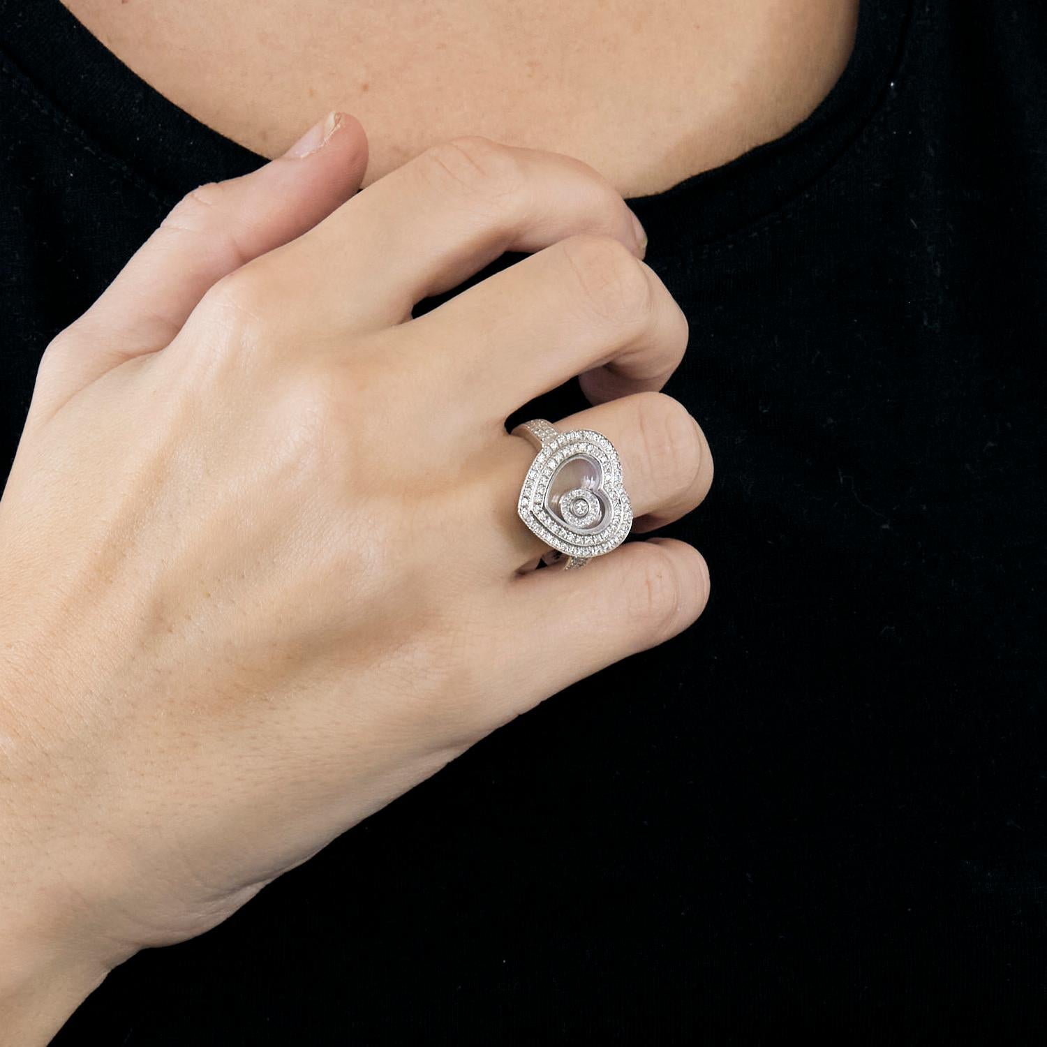 Anello Chopard Happy Diamonds a forma di cuore in oro bianco 18 carati e diamanti.
Vendita al dettaglio: 14.140 dollari.
Condizioni: molto buone.
Dimensione: 52 (non modificabile).
Peso dei diamanti: 112 diamanti taglio brillante da 0,57 carati, 1