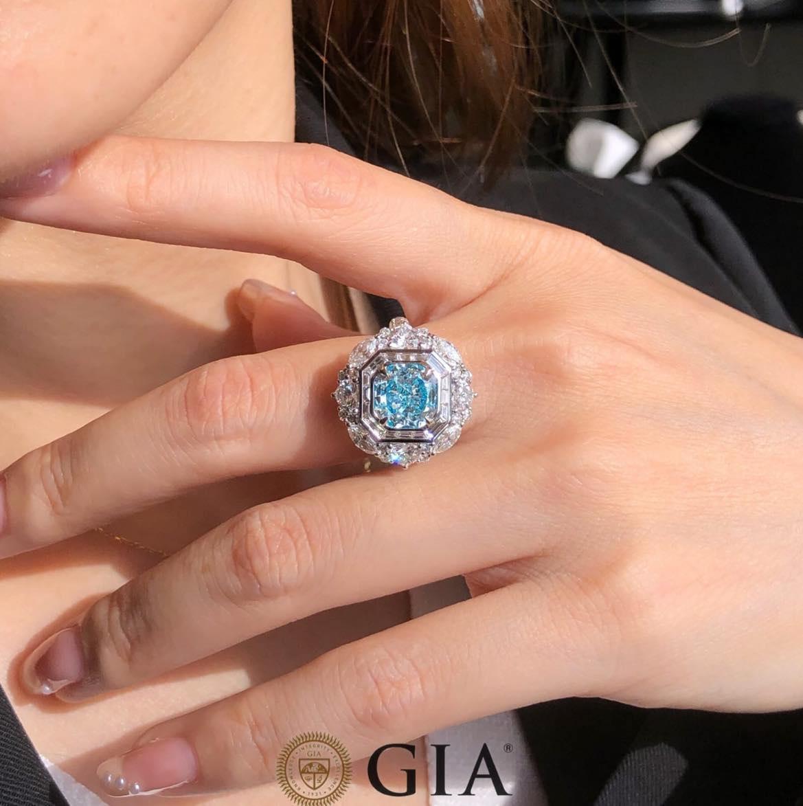 2.29ct GIA Certified Blue Cushion Cut Diamond Cocktail Ring In New Condition For Sale In PARIS, FR