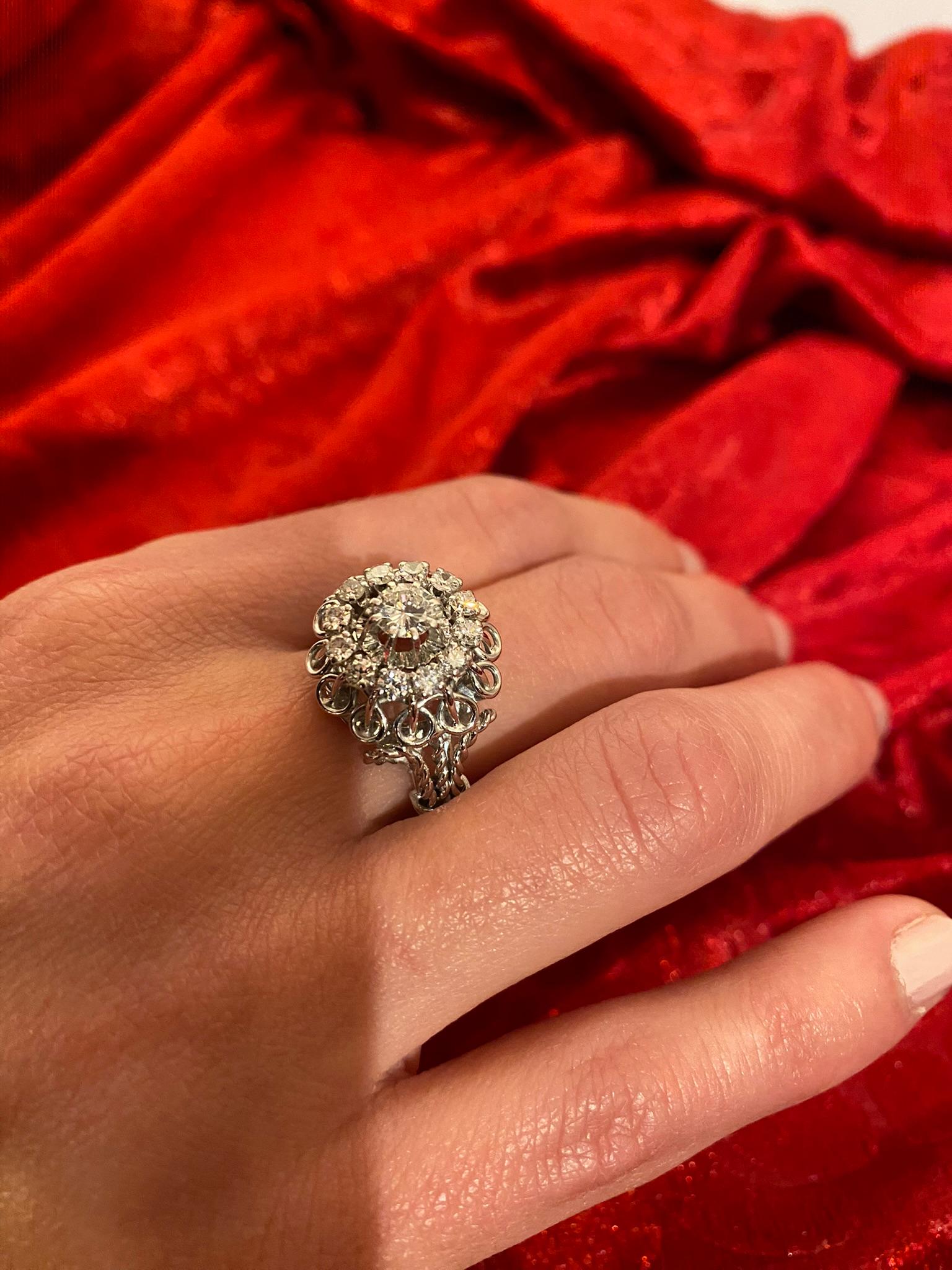 Bague Cocktail En ou 18 carats Et en Platine Sertie De Diamants Époque Vers 1960 en vente 3