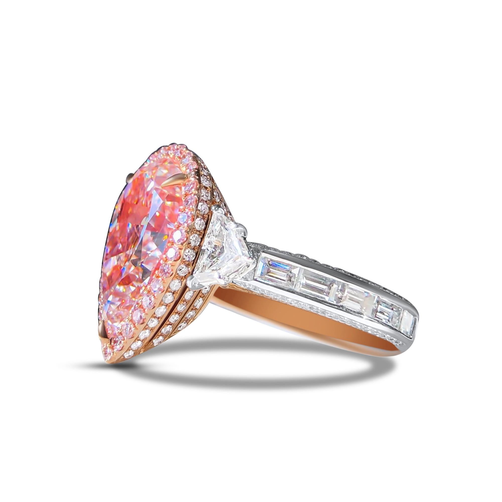 Wir laden Sie ein, diesen prächtigen, äußerst seltenen Sammlerring zu entdecken, der mit einem wunderschönen 7,58 Karat GIA-zertifizierten, lupenreinen Rosé-Diamanten im Birnenschliff besetzt ist, der von einem Halo aus farblosen Baguette- und