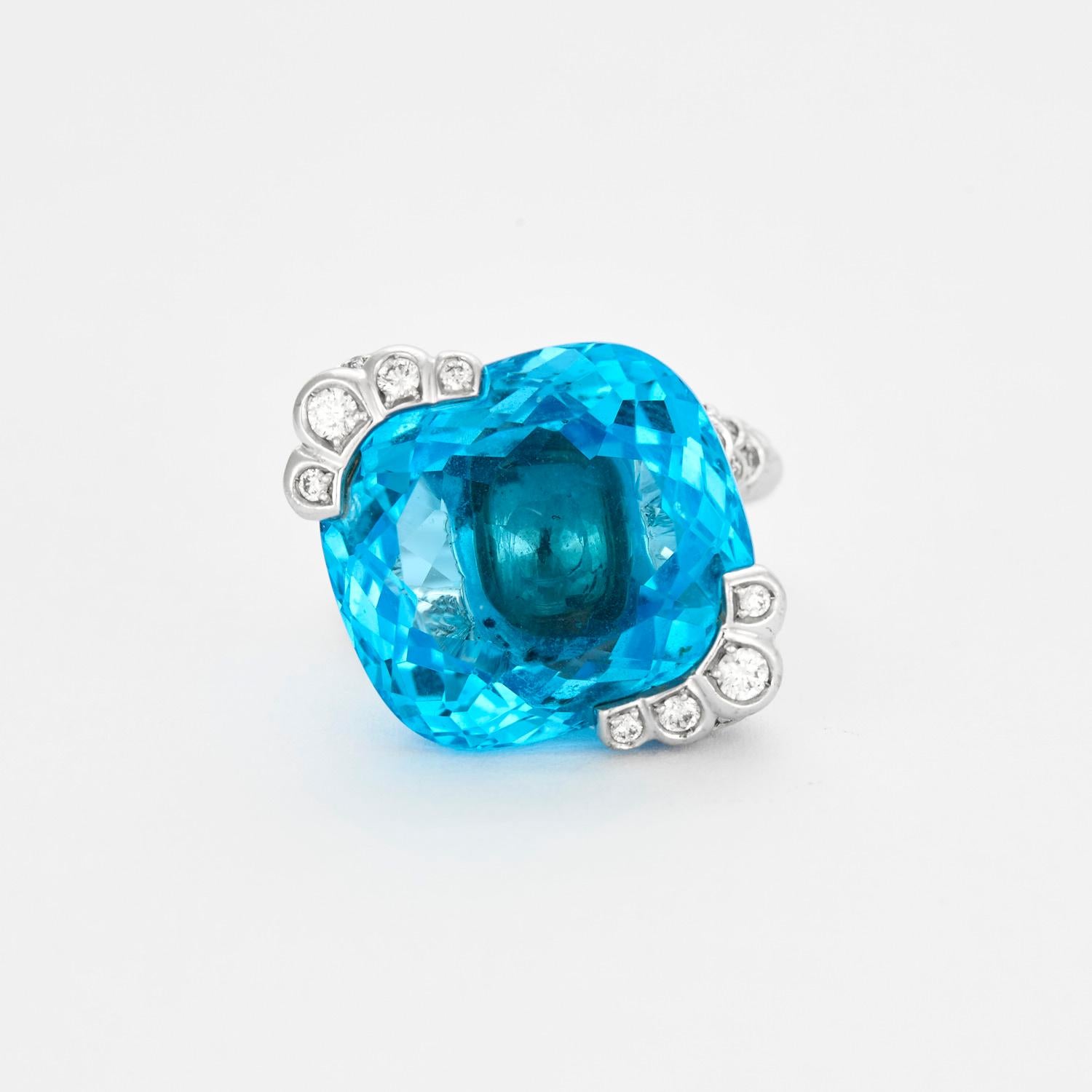 PIAGET Limelight ring in 18k white gold, topaz and diamonds.
Condition: very good (a few micro-scratches on the back of the ring, the stone is intact).
Size: 59 (can be modified).
Topaz weight: 29 carat.
Diamond weight: 1 carat.
Total weight: 22.12