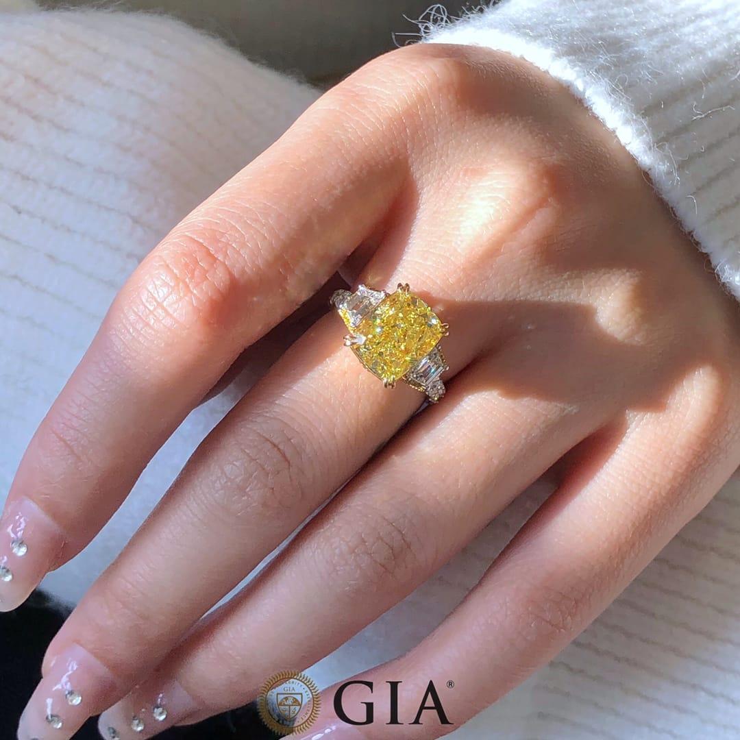 GIA Certified 5.01 Carat Yellow Cushion Diamond Engagement Ring In New Condition For Sale In PARIS, FR