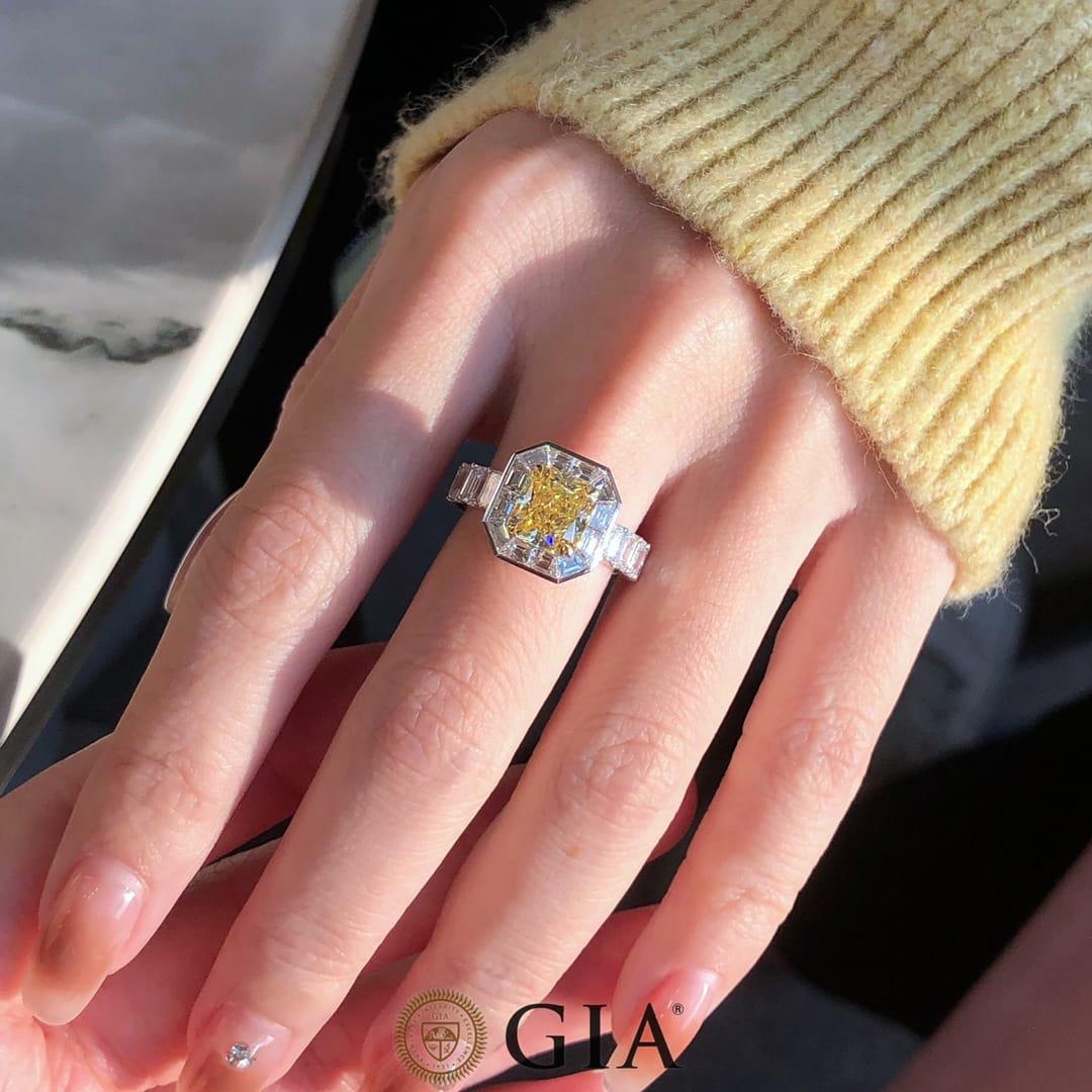 2.19ct Fancy Intense Yellow Diamond Engagement Ring GIA In New Condition For Sale In PARIS, FR