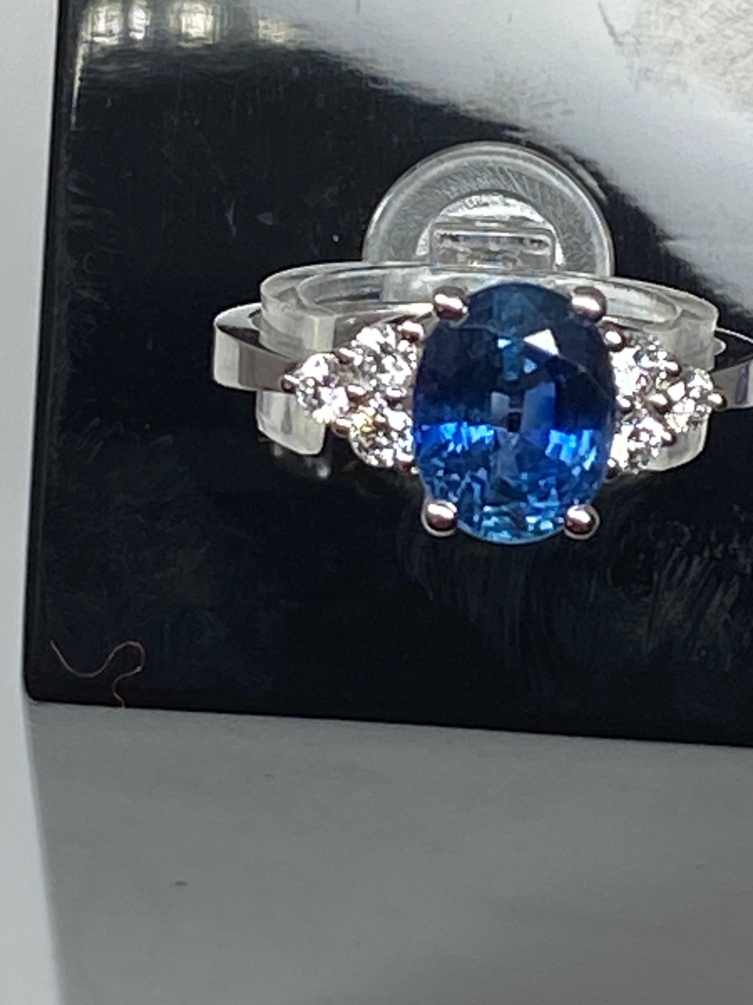Art Deco Bague De Fiançailles En or Paladié, Saphir 2.54 Carats Épaulé De Diamants  For Sale