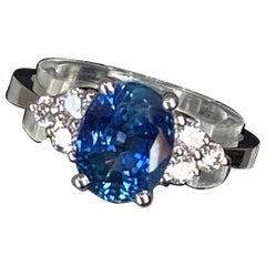 Bague De Fiançailles En or Paladié, Saphir 2.54 Carats Épaulé De Diamants