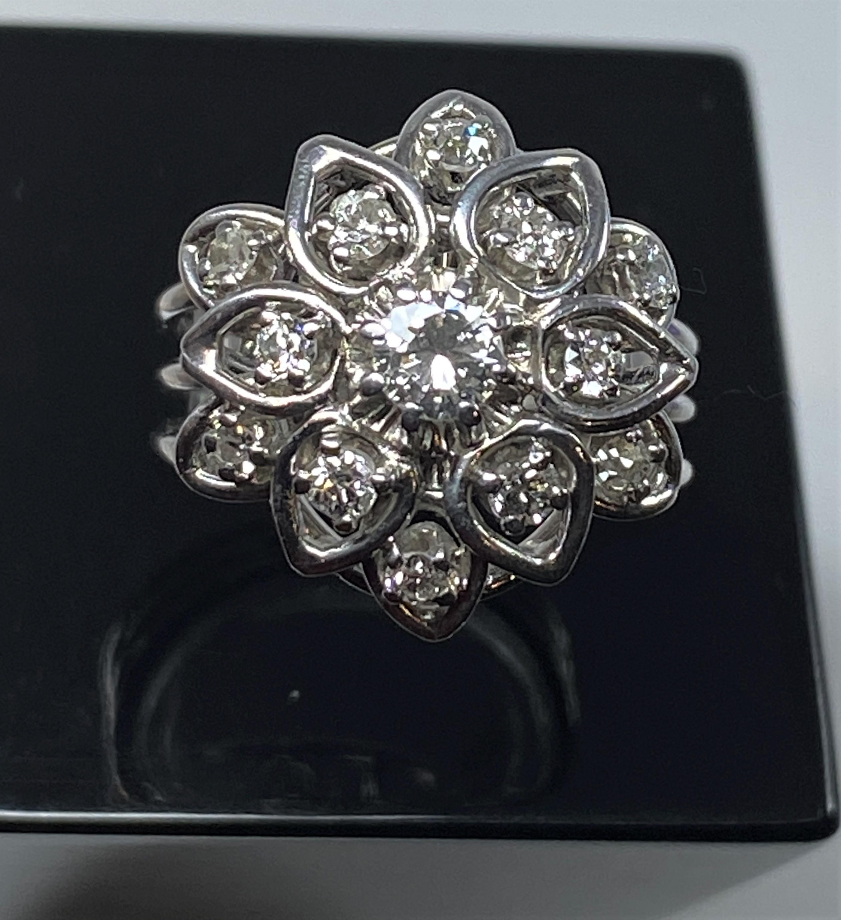 Bague De Fiançailles En Platine, Importante “Fleur” Pavée De Diamants For Sale 4