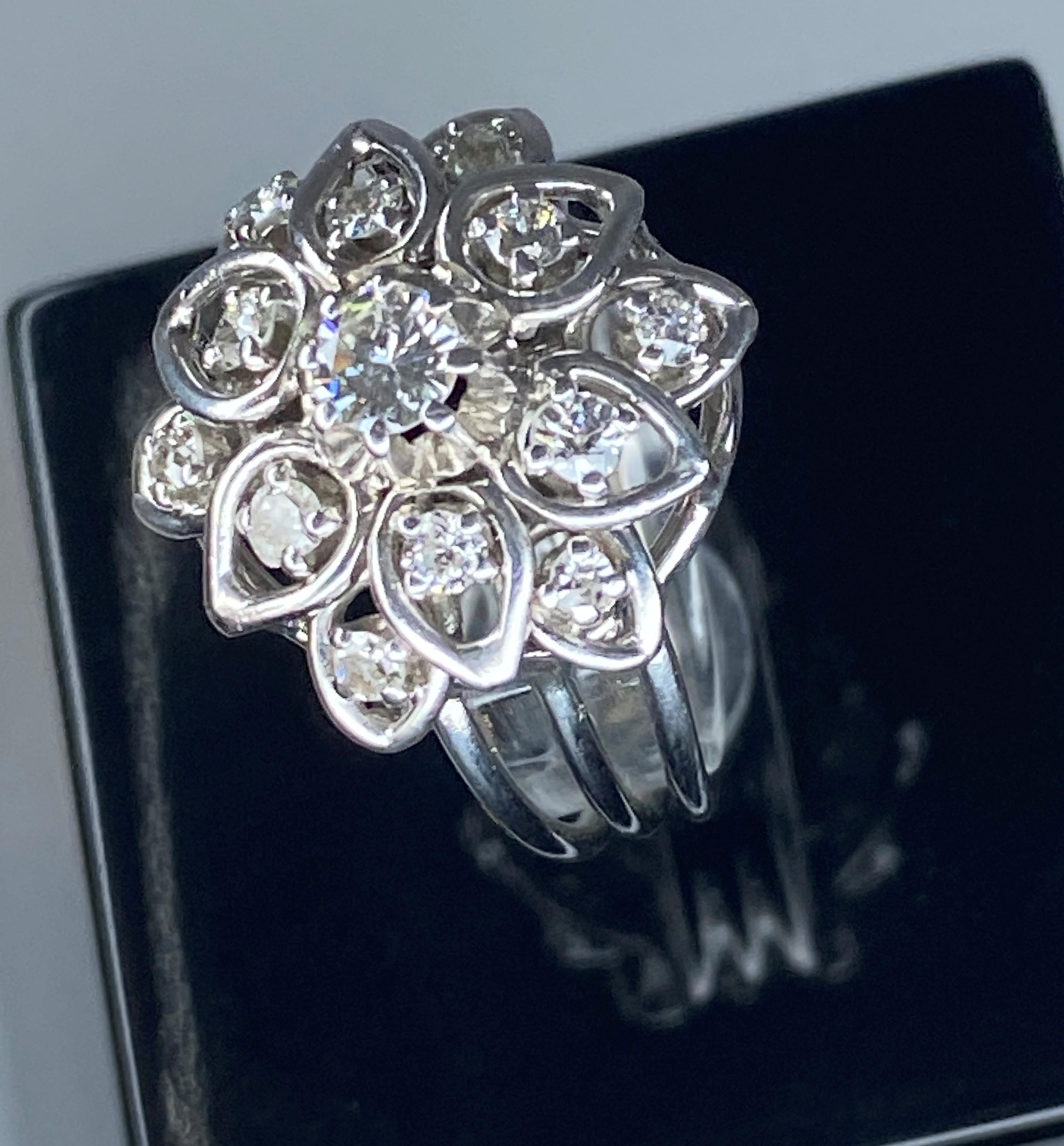Romantique Bague De Fiançailles En Platine, Importante Fleur Pavée De Diamants en vente
