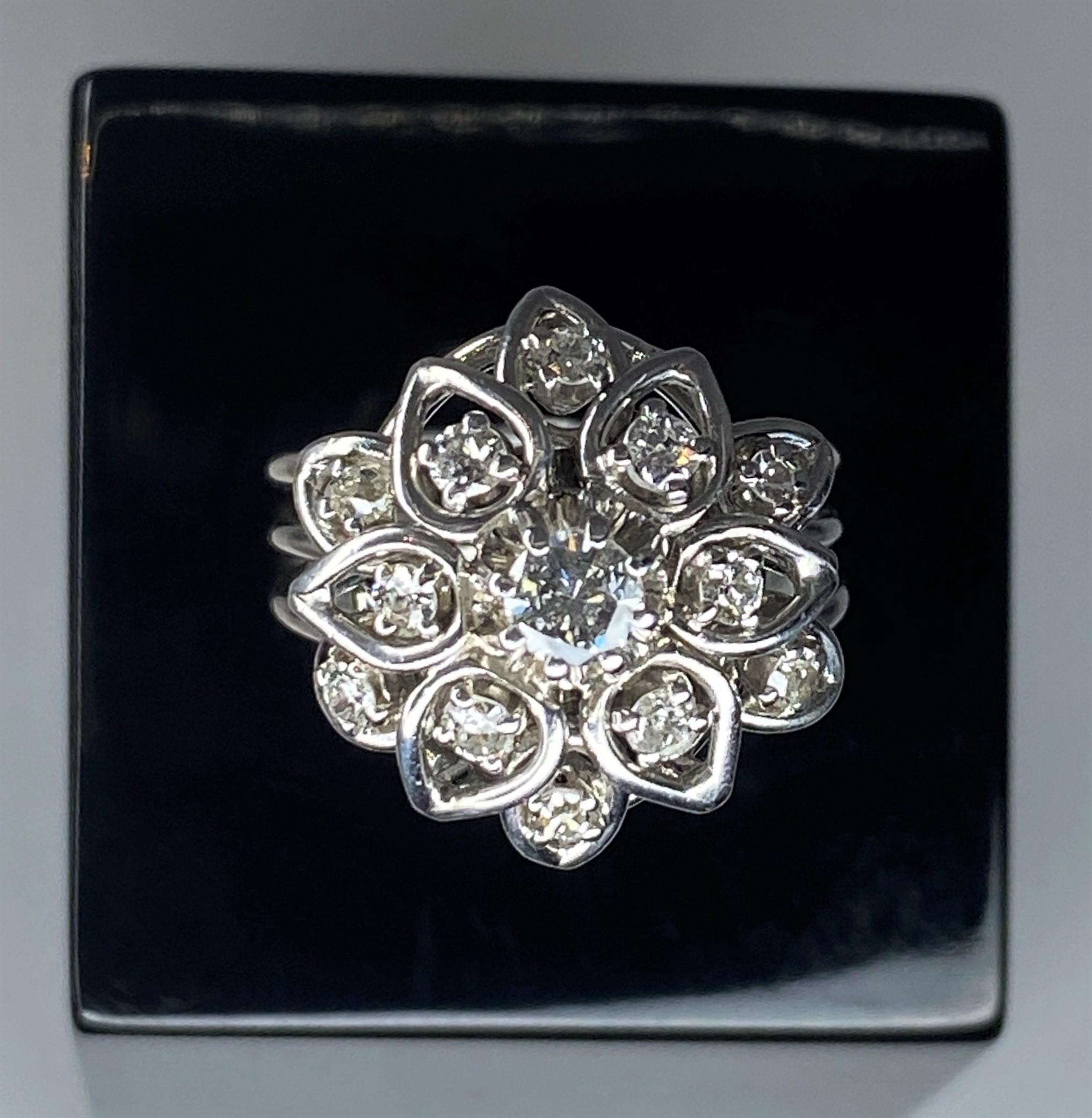 Taille ronde Bague De Fiançailles En Platine, Importante Fleur Pavée De Diamants en vente