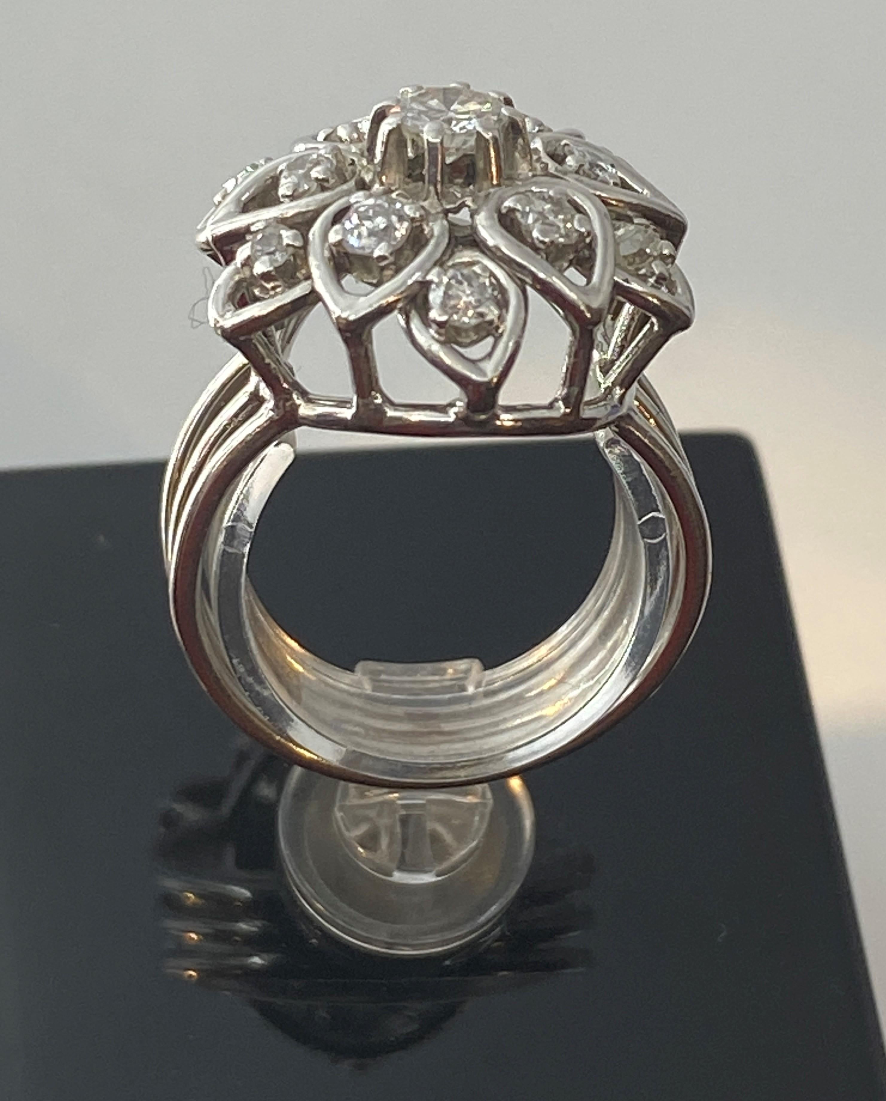 Bague De Fiançailles En Platine, Importante Fleur Pavée De Diamants Bon état - En vente à VERSAILLES, FR