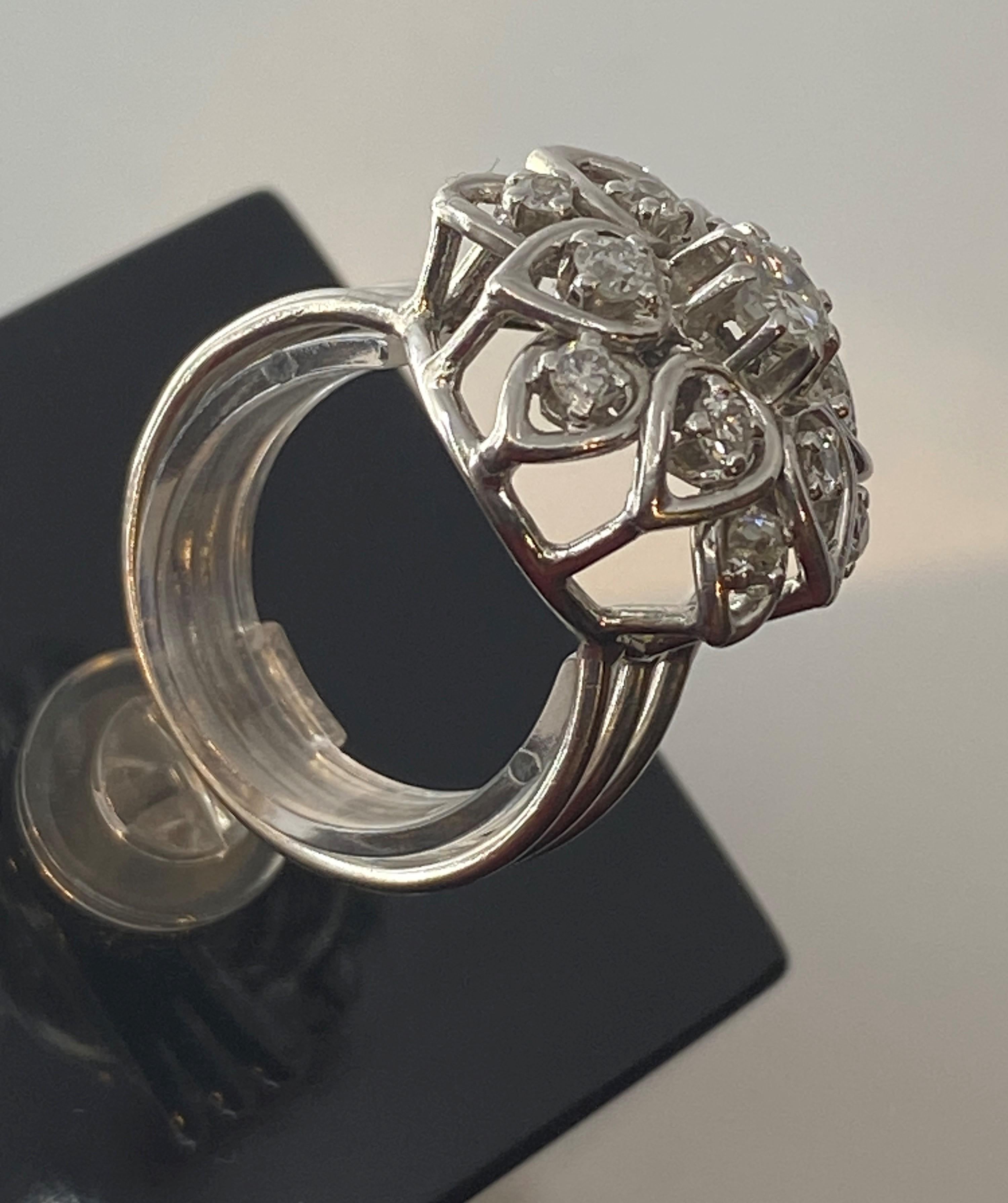 Bague De Fiançailles En Platine, Importante Fleur Pavée De Diamants Unisexe en vente