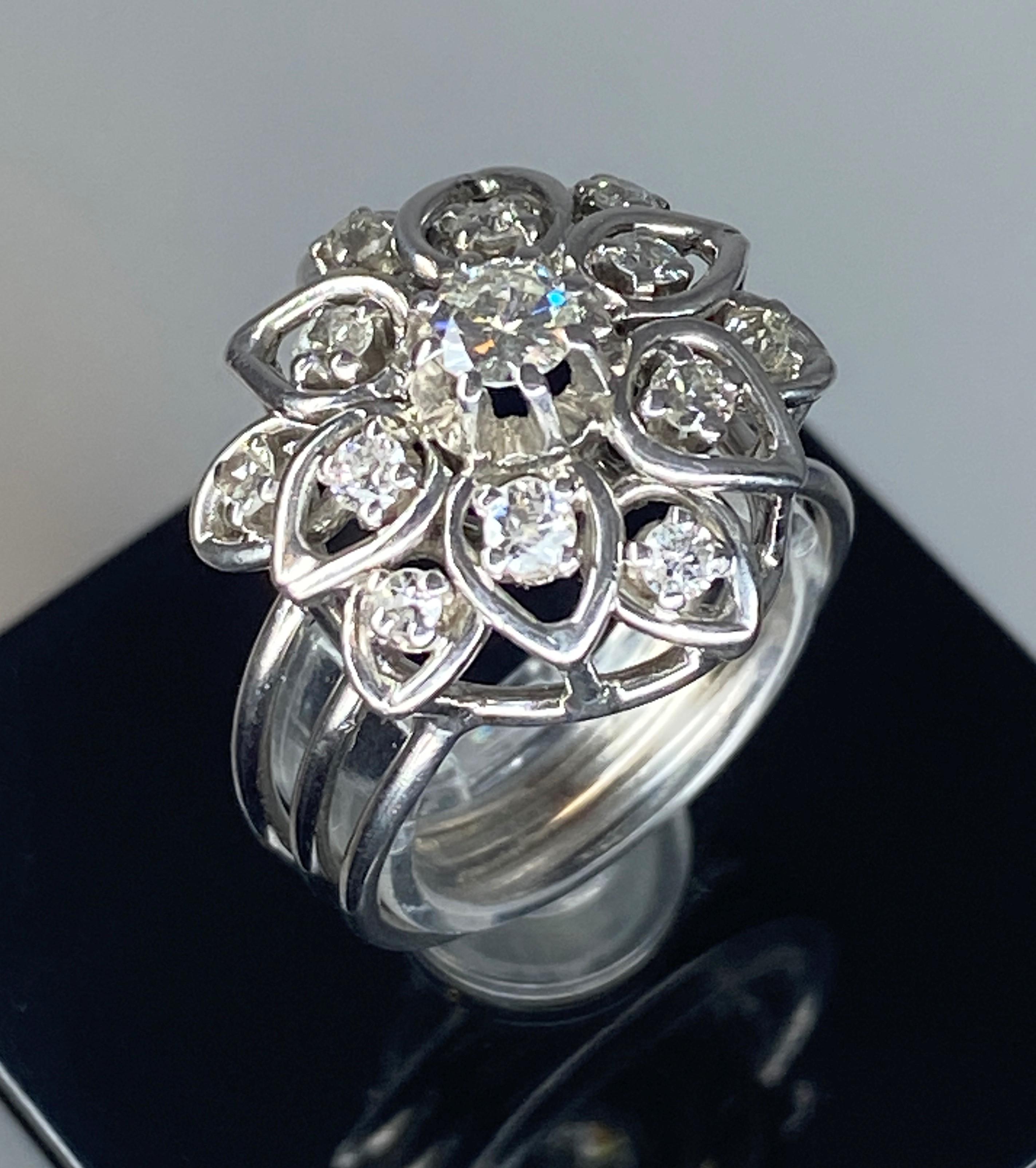 Women's or Men's Bague De Fiançailles En Platine, Importante “Fleur” Pavée De Diamants For Sale