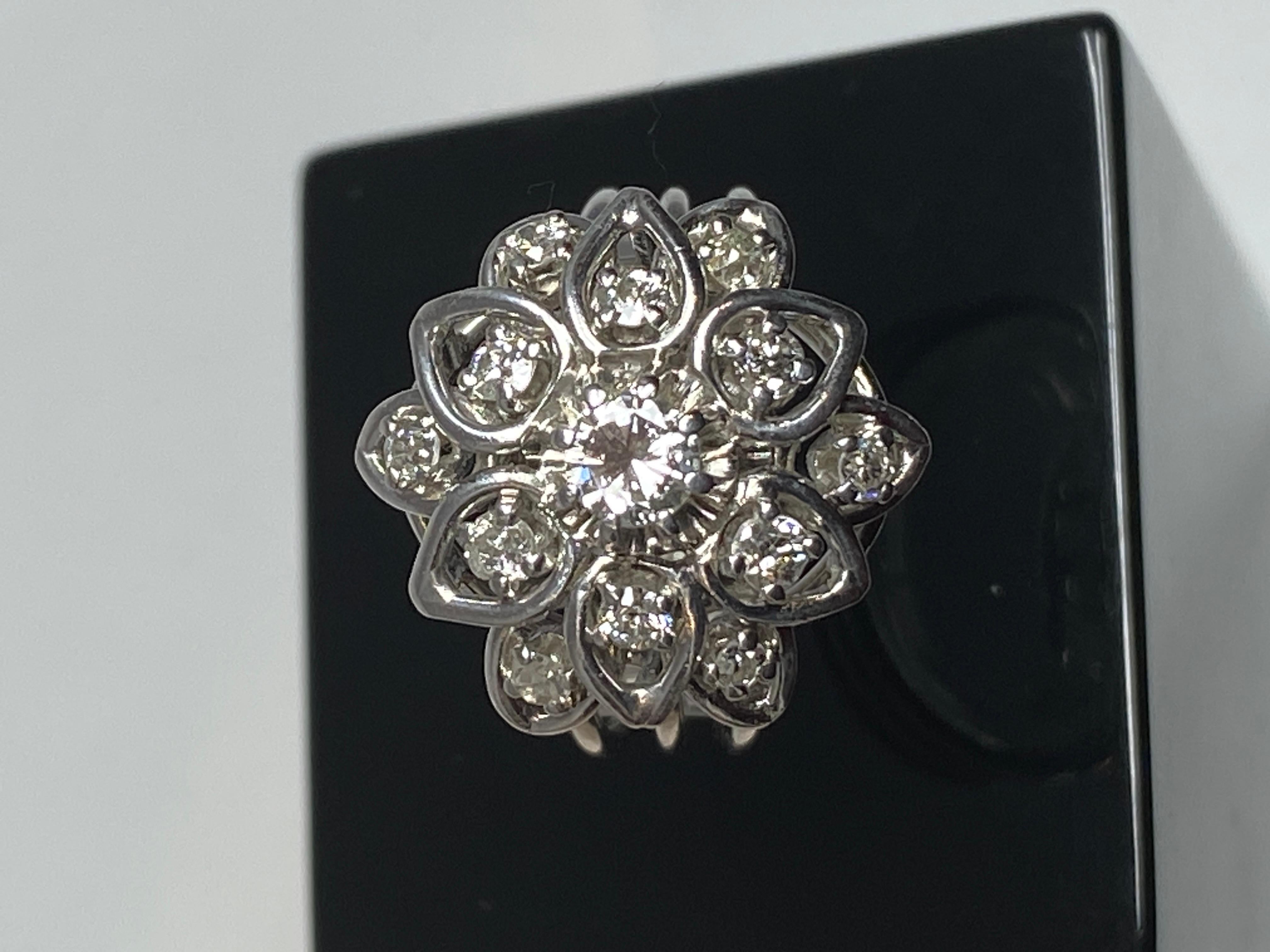 Bague De Fiançailles En Platine, Importante “Fleur” Pavée De Diamants For Sale 2