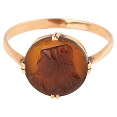 Bague des années 20 ornée d'un camée sur sardoine