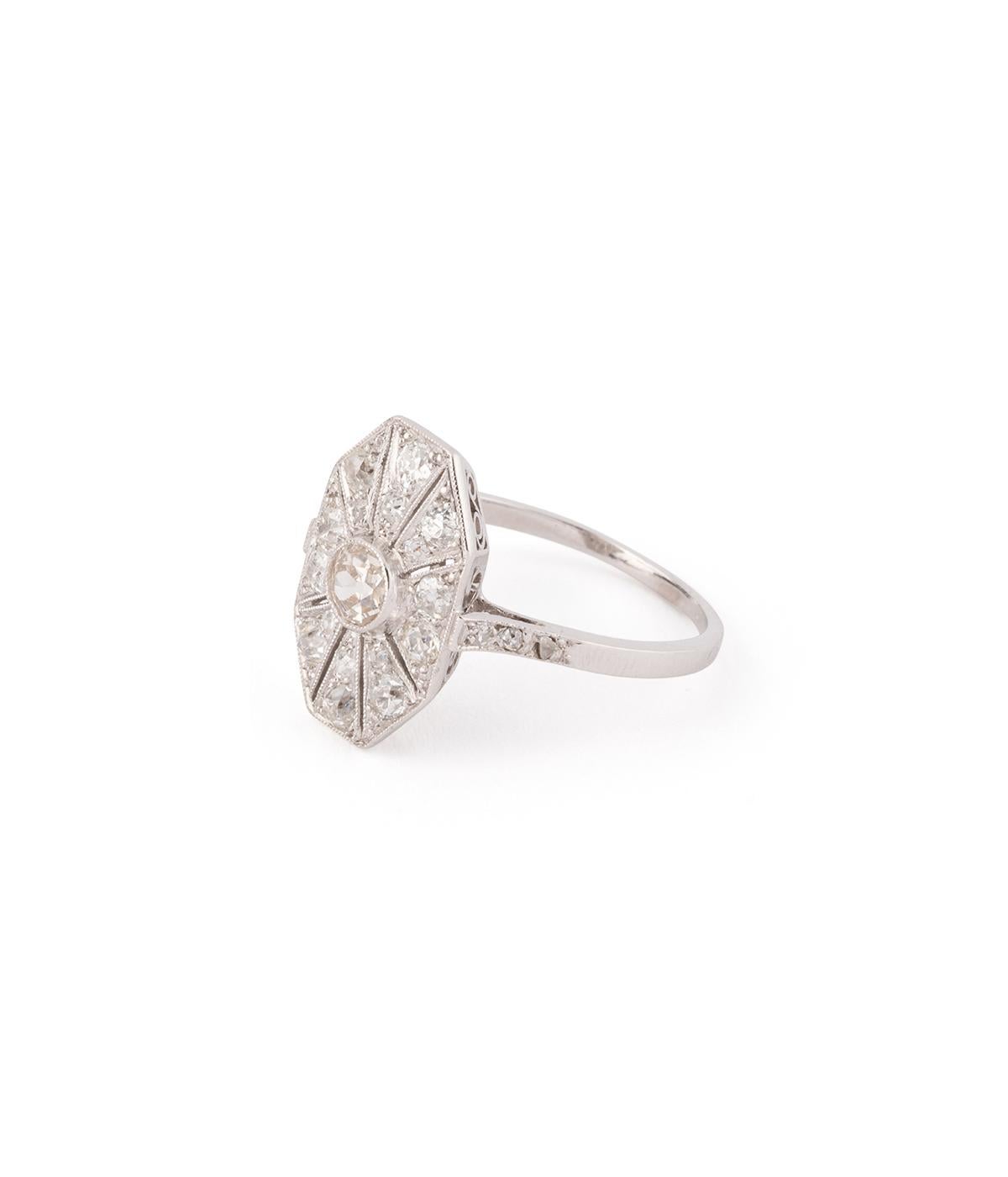 Bague des années 30 en platine et diamants Corte europeo antiguo en venta
