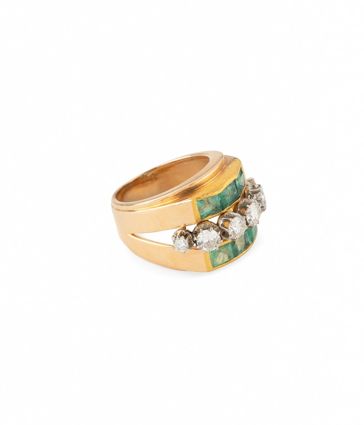 Mixed Cut Bague des années 50 en or 18 carats, émeraudes et diamants For Sale