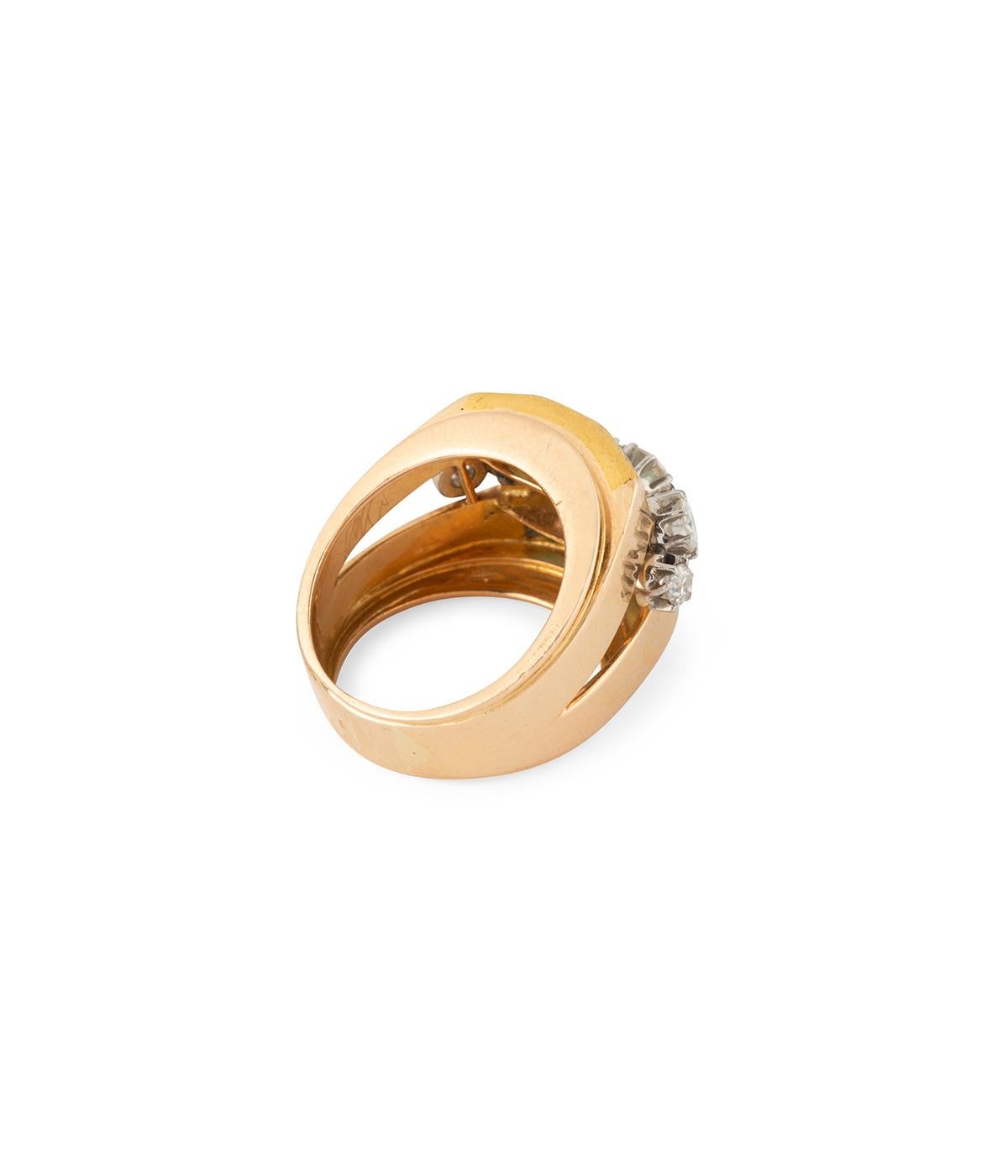Bague des années 50 en or 18 carats, émeraudes et diamants In Good Condition For Sale In PARIS, FR