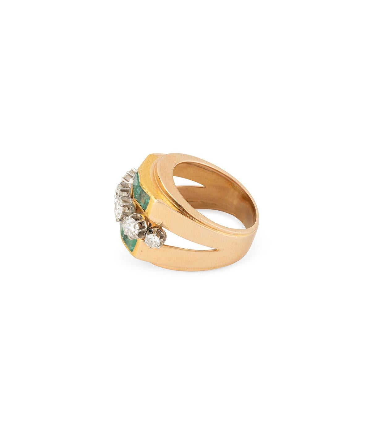 Bague des années 50 en or 18 carats, émeraudes et diamants For Sale 1