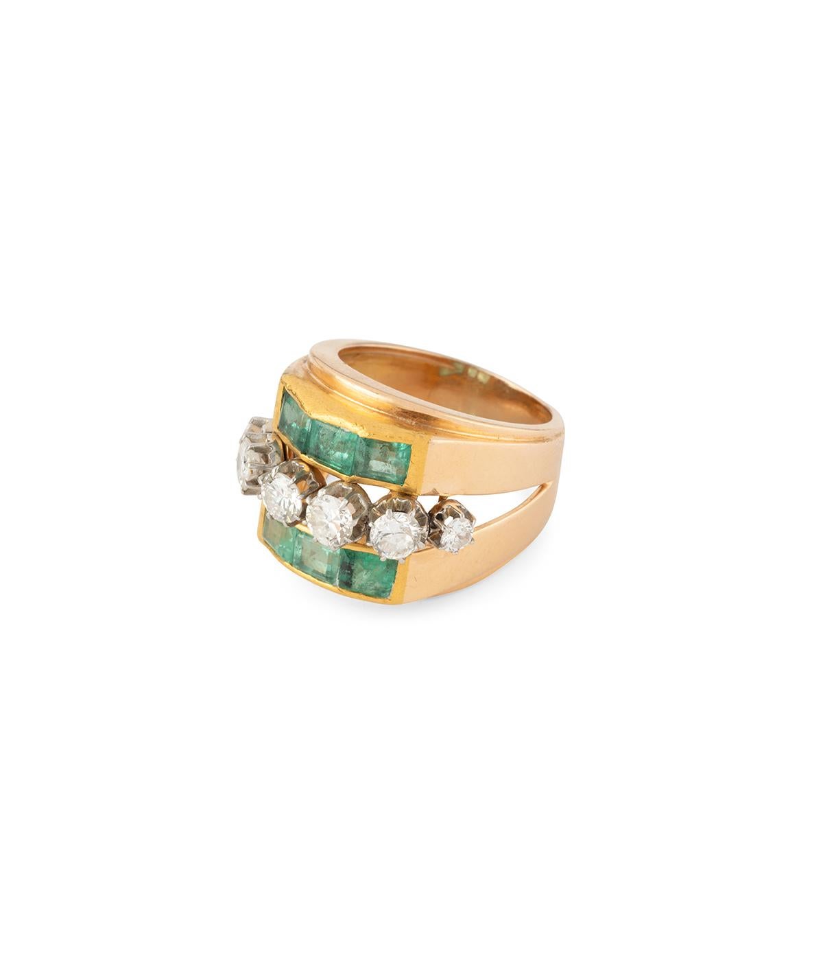 Bague des années 50 en or 18 carats, émeraudes et diamants For Sale 2